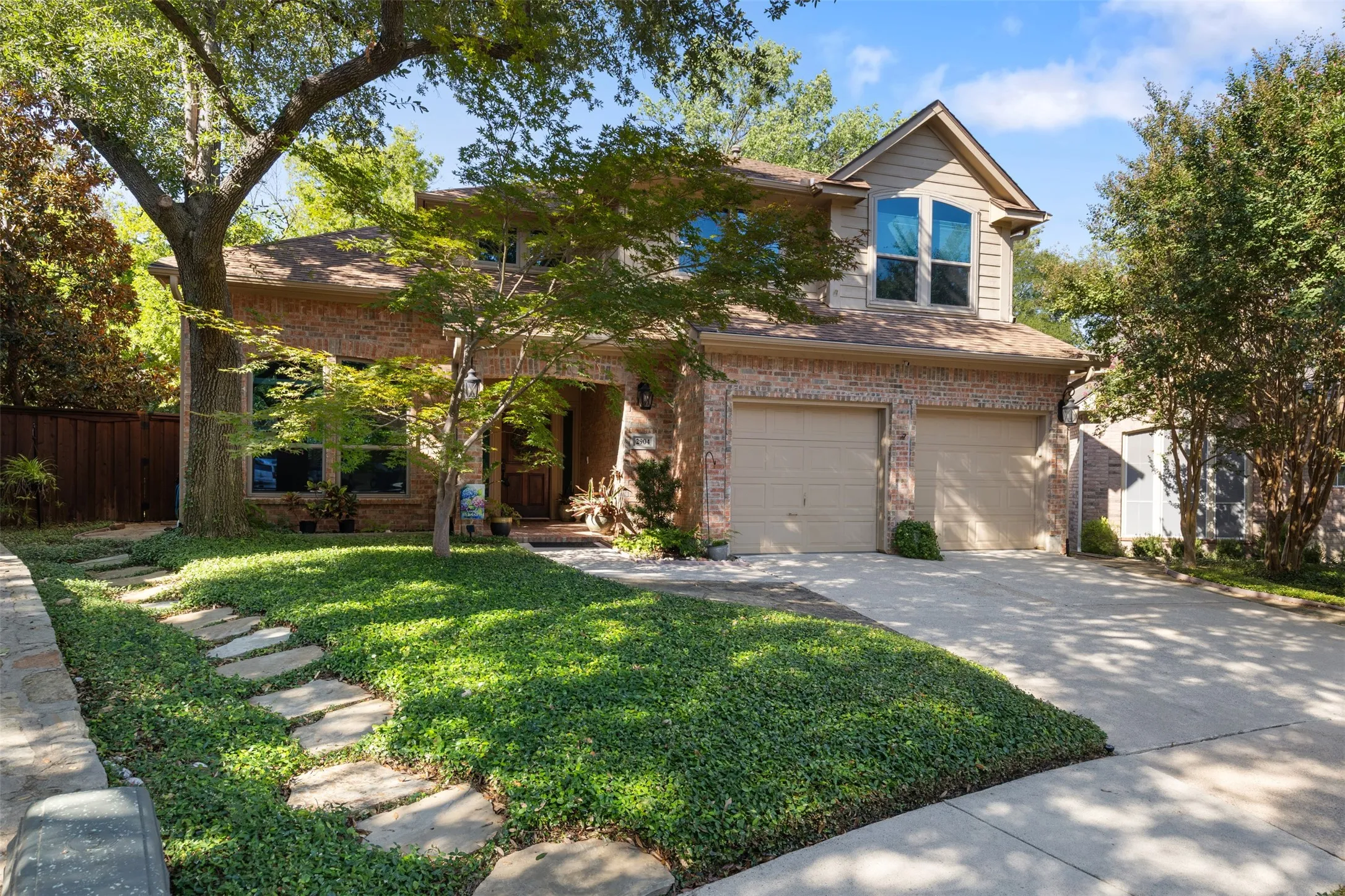 Single Family Residence For Sale in Collin County , 2904 Meadow Glen Drive, Mc Kinney, Texas 75072, 3 Bedroom, 3 Bathroom, 2 Garage spaces, 2,453 Sqft, built in 1994, mls#21383180, Real Estate Agent in Mc Kinney, Homes For Sale in Collin county, Homes For Sale in Mc Kinney, Realtor in Mc Kinney Texas, Real Estate Brokerage Independent Realty Texas, Luminita Cordes Realtor