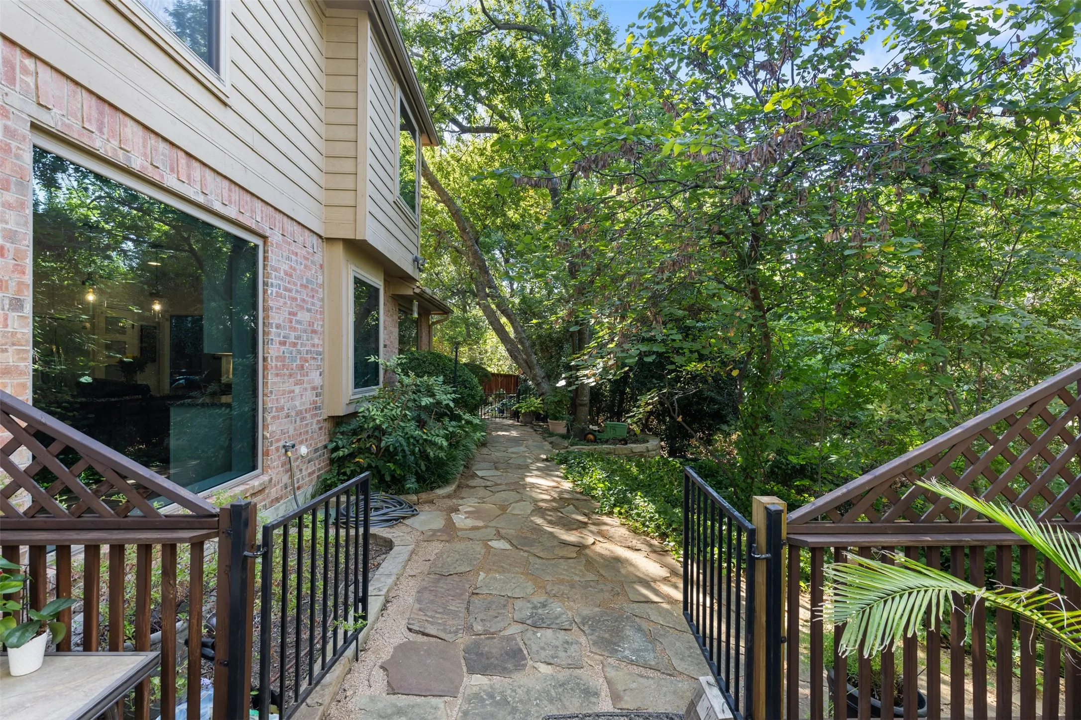 Single Family Residence For Sale in Collin County , 2904 Meadow Glen Drive, Mc Kinney, Texas 75072, 3 Bedroom, 3 Bathroom, 2 Garage spaces, 2,453 Sqft, built in 1994, mls#21383180, Real Estate Agent in Mc Kinney, Homes For Sale in Collin county, Homes For Sale in Mc Kinney, Realtor in Mc Kinney Texas, Real Estate Brokerage Independent Realty Texas, Luminita Cordes Realtor