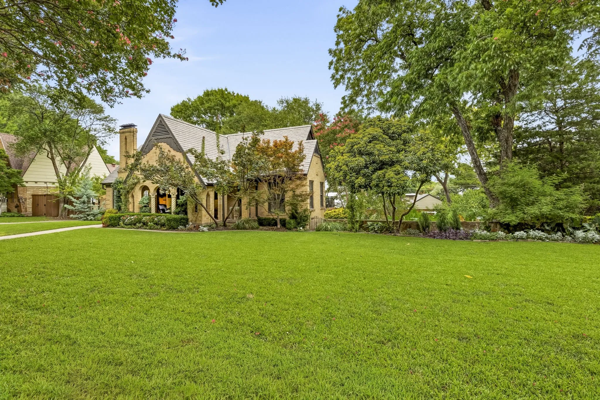 Single Family Residence For Sale in Dallas County , 608 Monte Vista Drive, Dallas, Texas 75223, 3 Bedroom, 3 Bathroom, 2 Garage spaces, 2,570 Sqft, built in 1929, mls#21375221, Real Estate Agent in Dallas, Homes For Sale in Dallas county, Homes For Sale in Dallas, Realtor in Dallas Texas, Real Estate Brokerage Independent Realty Texas, Luminita Cordes Realtor