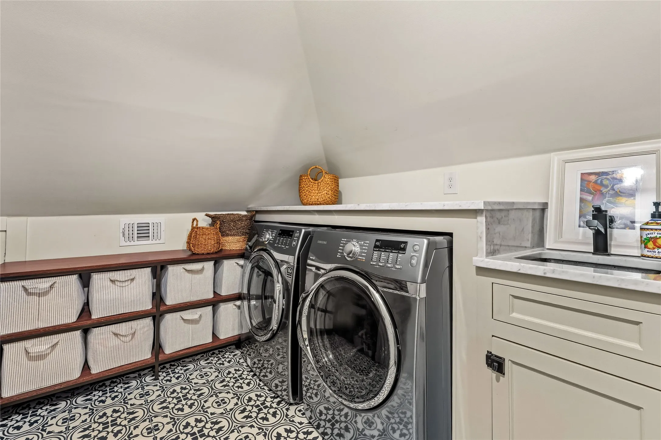 Single Family Residence For Sale in Dallas County , 608 Monte Vista Drive, Dallas, Texas 75223, 3 Bedroom, 3 Bathroom, 2 Garage spaces, 2,570 Sqft, built in 1929, mls#21375221, Real Estate Agent in Dallas, Homes For Sale in Dallas county, Homes For Sale in Dallas, Realtor in Dallas Texas, Real Estate Brokerage Independent Realty Texas, Luminita Cordes Realtor