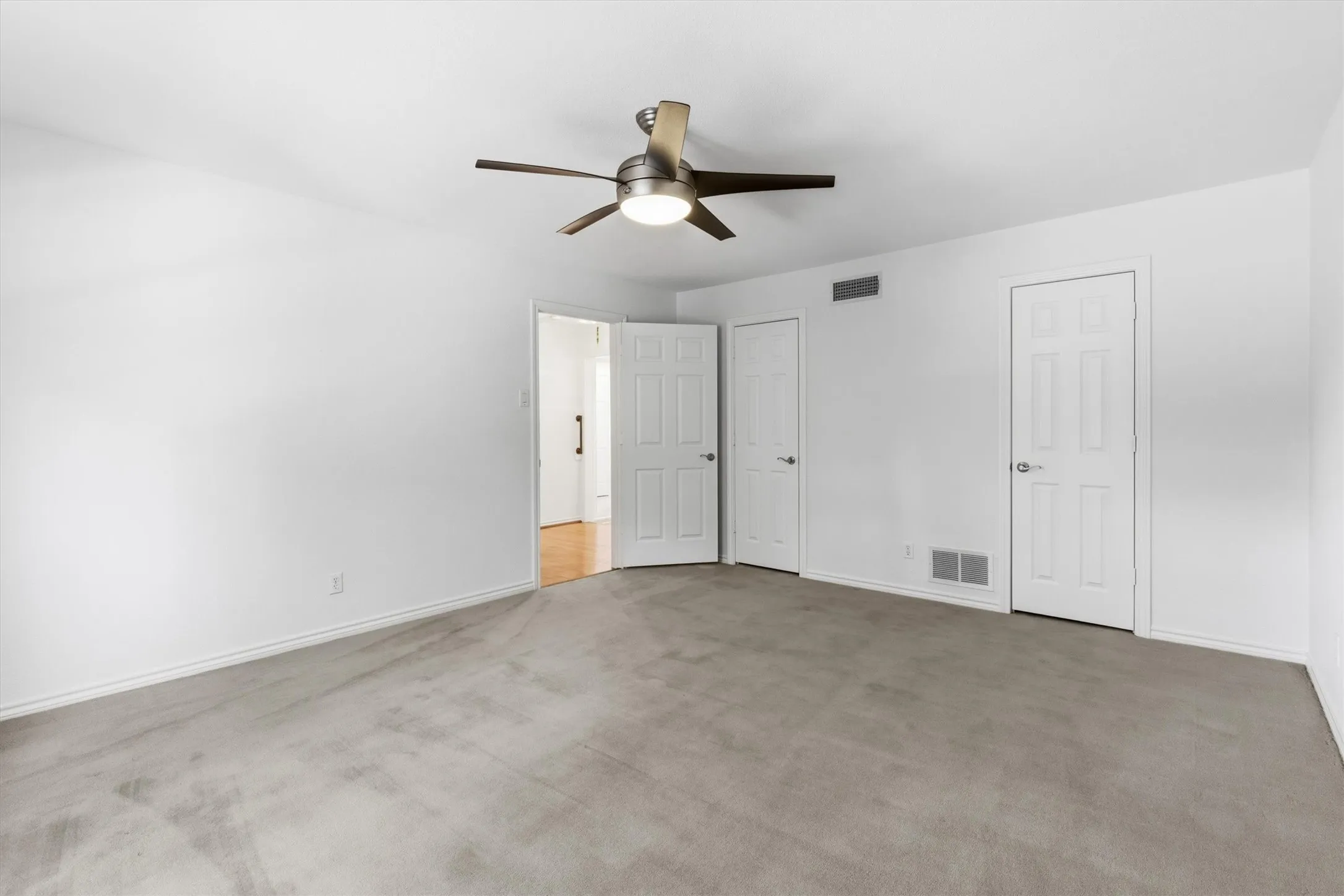 Townhouse For Sale in Dallas County , 3741 Weeburn Drive, Dallas, Texas 75229, 4 Bedroom, 3 Bathroom, 2 Garage spaces, 2,736 Sqft, built in 1970, mls#21381472, Real Estate Agent in Dallas, Homes For Sale in Dallas county, Homes For Sale in Dallas, Realtor in Dallas Texas, Real Estate Brokerage Independent Realty Texas, Luminita Cordes Realtor
