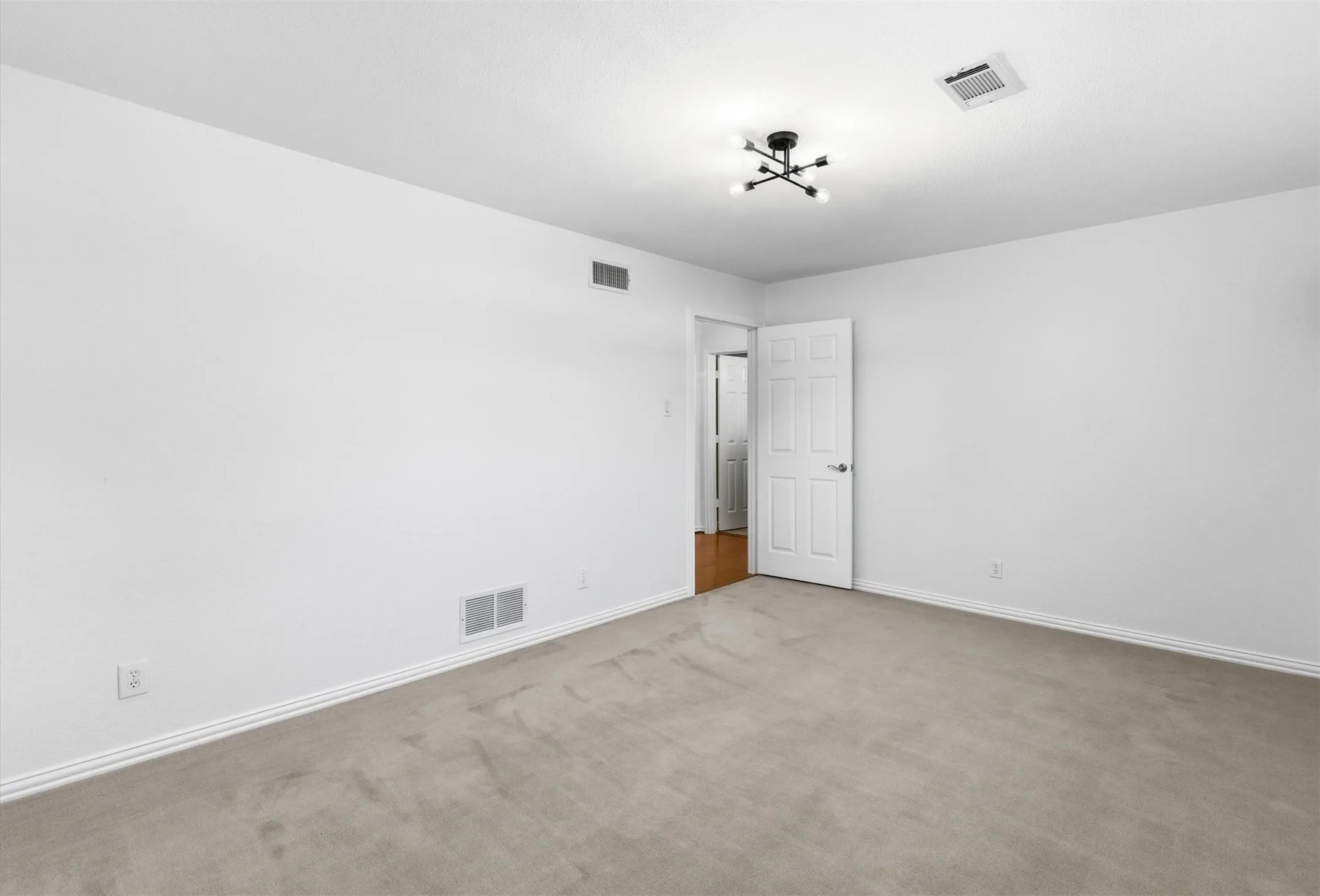 Townhouse For Sale in Dallas County , 3741 Weeburn Drive, Dallas, Texas 75229, 4 Bedroom, 3 Bathroom, 2 Garage spaces, 2,736 Sqft, built in 1970, mls#21381472, Real Estate Agent in Dallas, Homes For Sale in Dallas county, Homes For Sale in Dallas, Realtor in Dallas Texas, Real Estate Brokerage Independent Realty Texas, Luminita Cordes Realtor