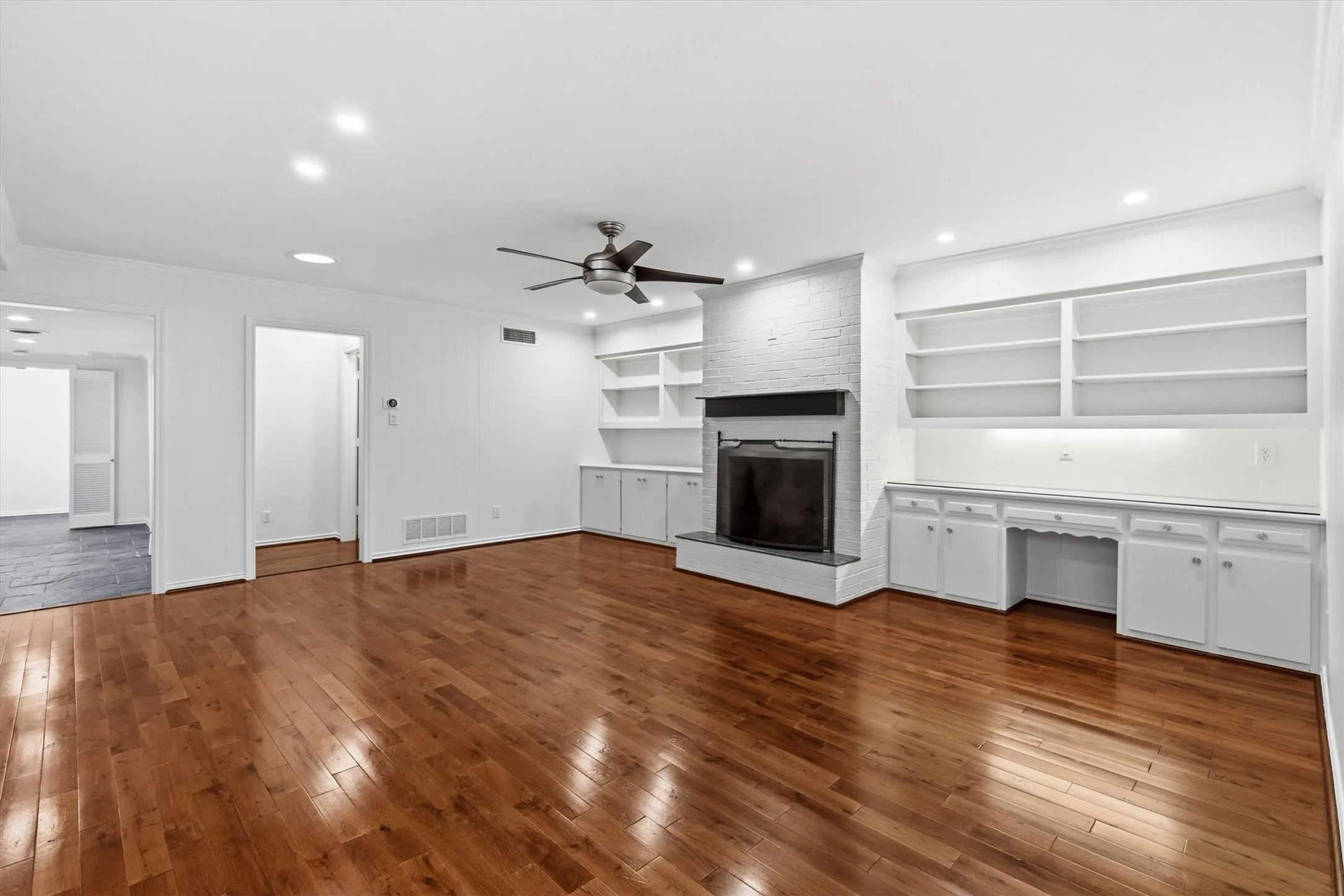 Townhouse For Sale in Dallas County , 3741 Weeburn Drive, Dallas, Texas 75229, 4 Bedroom, 3 Bathroom, 2 Garage spaces, 2,736 Sqft, built in 1970, mls#21381472, Real Estate Agent in Dallas, Homes For Sale in Dallas county, Homes For Sale in Dallas, Realtor in Dallas Texas, Real Estate Brokerage Independent Realty Texas, Luminita Cordes Realtor