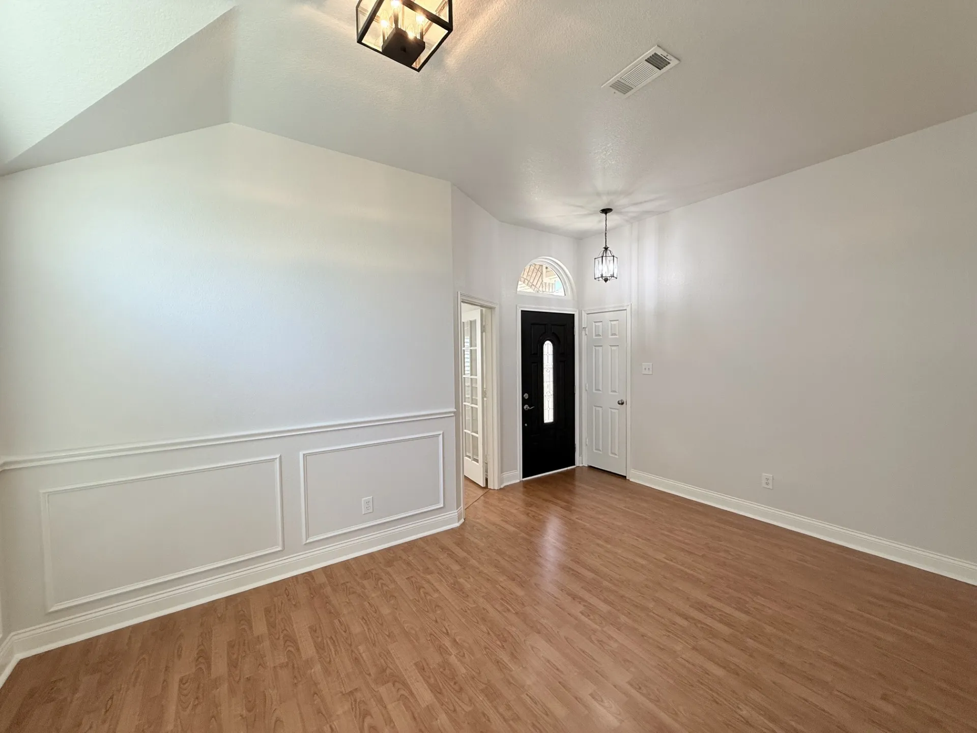 Single Family Residence For Rent in Tarrant County , 2749 Crystal Glenn Circle, Hurst, Texas 76054, 3 Bedroom, 2 Bathroom, 2 Garage spaces, 1,908 Sqft, built in 1996, mls#21383110, Real Estate Agent in Hurst, Homes For Rent in Tarrant county, Homes For Rent in Hurst, Realtor in Hurst Texas, Real Estate Brokerage Independent Realty Texas, Luminita Cordes Realtor