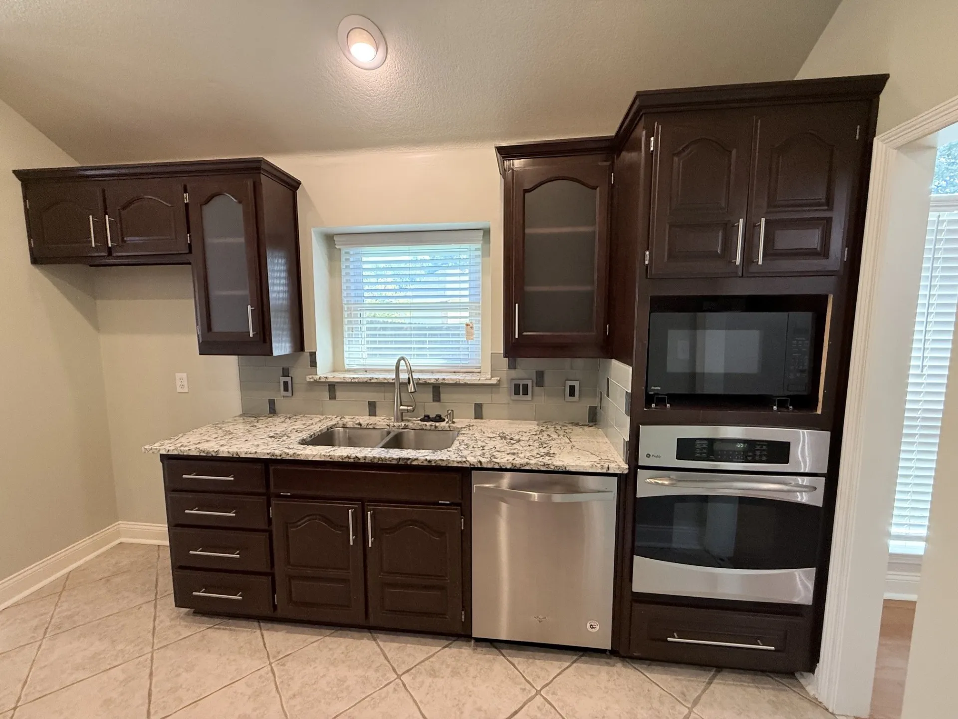 Single Family Residence For Rent in Tarrant County , 2749 Crystal Glenn Circle, Hurst, Texas 76054, 3 Bedroom, 2 Bathroom, 2 Garage spaces, 1,908 Sqft, built in 1996, mls#21383110, Real Estate Agent in Hurst, Homes For Rent in Tarrant county, Homes For Rent in Hurst, Realtor in Hurst Texas, Real Estate Brokerage Independent Realty Texas, Luminita Cordes Realtor