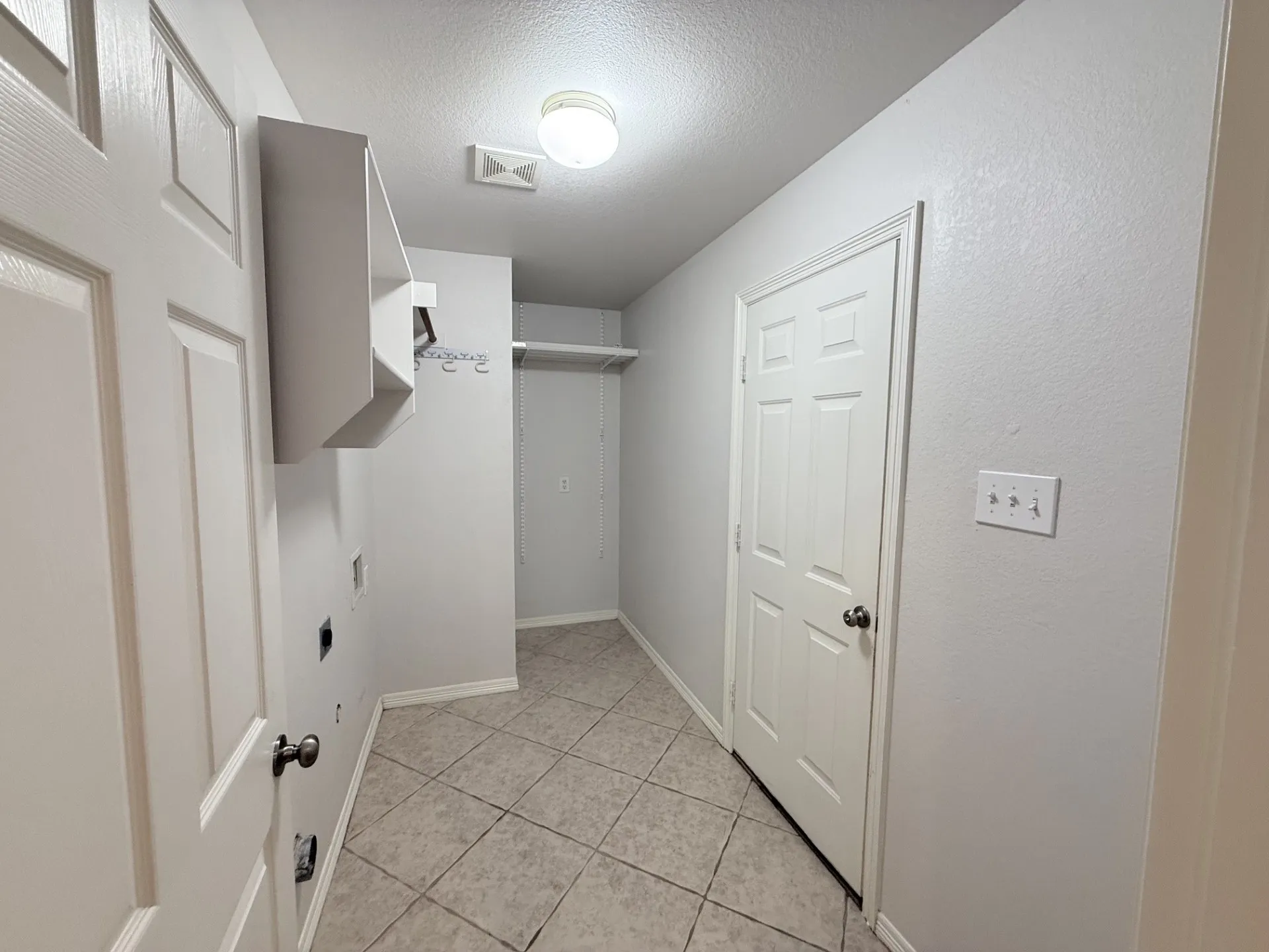 Single Family Residence For Rent in Tarrant County , 2749 Crystal Glenn Circle, Hurst, Texas 76054, 3 Bedroom, 2 Bathroom, 2 Garage spaces, 1,908 Sqft, built in 1996, mls#21383110, Real Estate Agent in Hurst, Homes For Rent in Tarrant county, Homes For Rent in Hurst, Realtor in Hurst Texas, Real Estate Brokerage Independent Realty Texas, Luminita Cordes Realtor