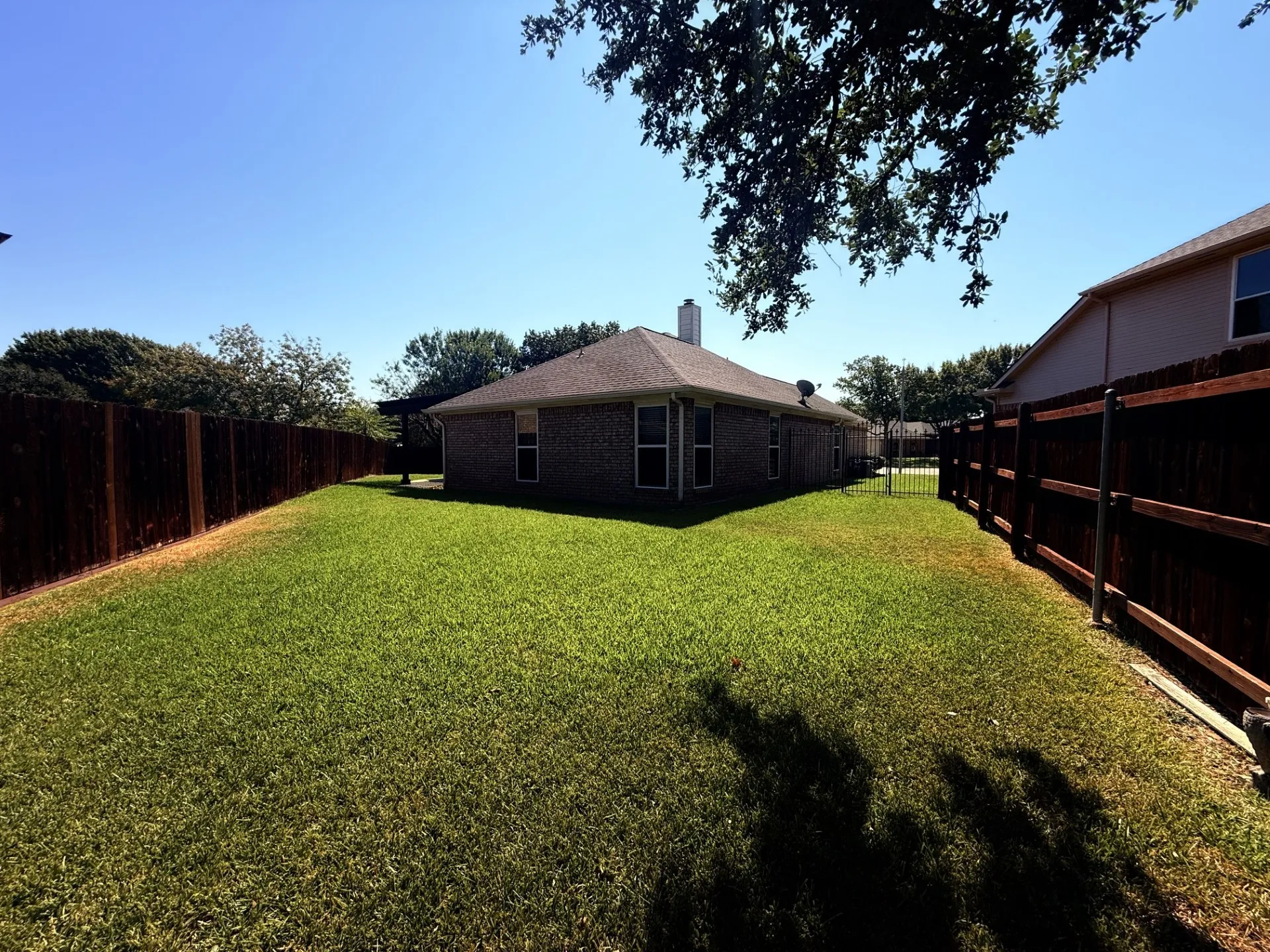 Single Family Residence For Rent in Tarrant County , 2749 Crystal Glenn Circle, Hurst, Texas 76054, 3 Bedroom, 2 Bathroom, 2 Garage spaces, 1,908 Sqft, built in 1996, mls#21383110, Real Estate Agent in Hurst, Homes For Rent in Tarrant county, Homes For Rent in Hurst, Realtor in Hurst Texas, Real Estate Brokerage Independent Realty Texas, Luminita Cordes Realtor