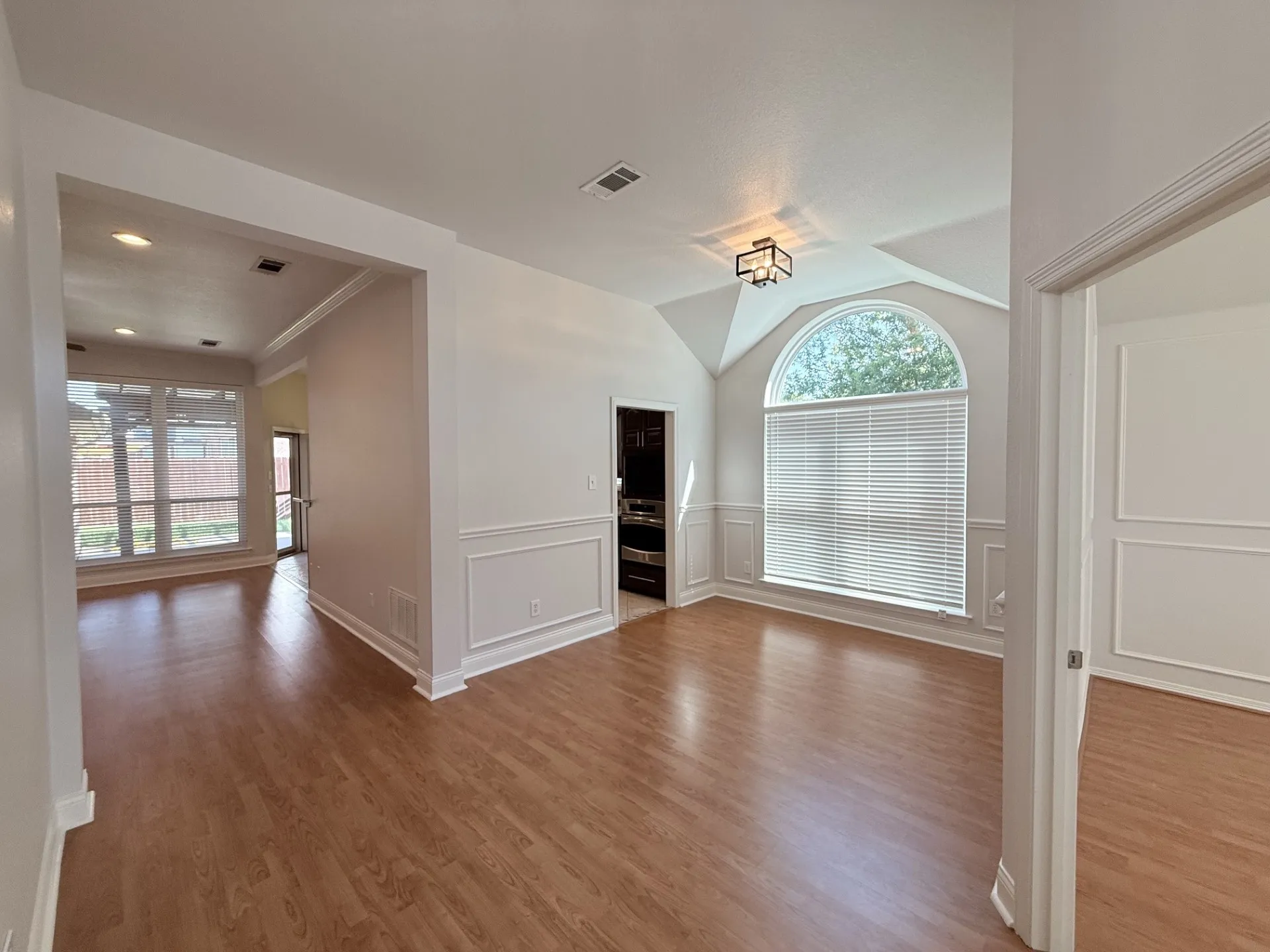 Single Family Residence For Rent in Tarrant County , 2749 Crystal Glenn Circle, Hurst, Texas 76054, 3 Bedroom, 2 Bathroom, 2 Garage spaces, 1,908 Sqft, built in 1996, mls#21383110, Real Estate Agent in Hurst, Homes For Rent in Tarrant county, Homes For Rent in Hurst, Realtor in Hurst Texas, Real Estate Brokerage Independent Realty Texas, Luminita Cordes Realtor