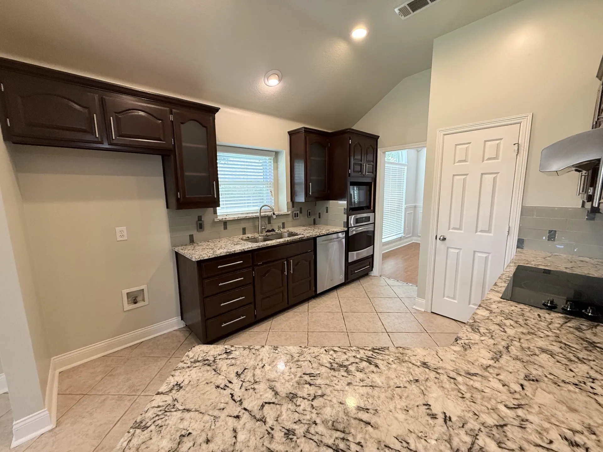 Single Family Residence For Rent in Tarrant County , 2749 Crystal Glenn Circle, Hurst, Texas 76054, 3 Bedroom, 2 Bathroom, 2 Garage spaces, 1,908 Sqft, built in 1996, mls#21383110, Real Estate Agent in Hurst, Homes For Rent in Tarrant county, Homes For Rent in Hurst, Realtor in Hurst Texas, Real Estate Brokerage Independent Realty Texas, Luminita Cordes Realtor