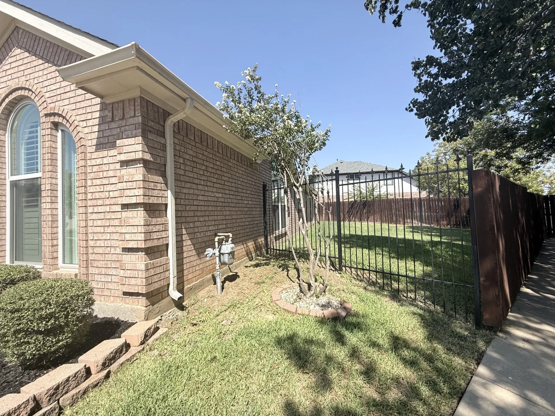 Single Family Residence For Rent in Tarrant County , 2749 Crystal Glenn Circle, Hurst, Texas 76054, 3 Bedroom, 2 Bathroom, 2 Garage spaces, 1,908 Sqft, built in 1996, mls#21383110, Real Estate Agent in Hurst, Homes For Rent in Tarrant county, Homes For Rent in Hurst, Realtor in Hurst Texas, Real Estate Brokerage Independent Realty Texas, Luminita Cordes Realtor