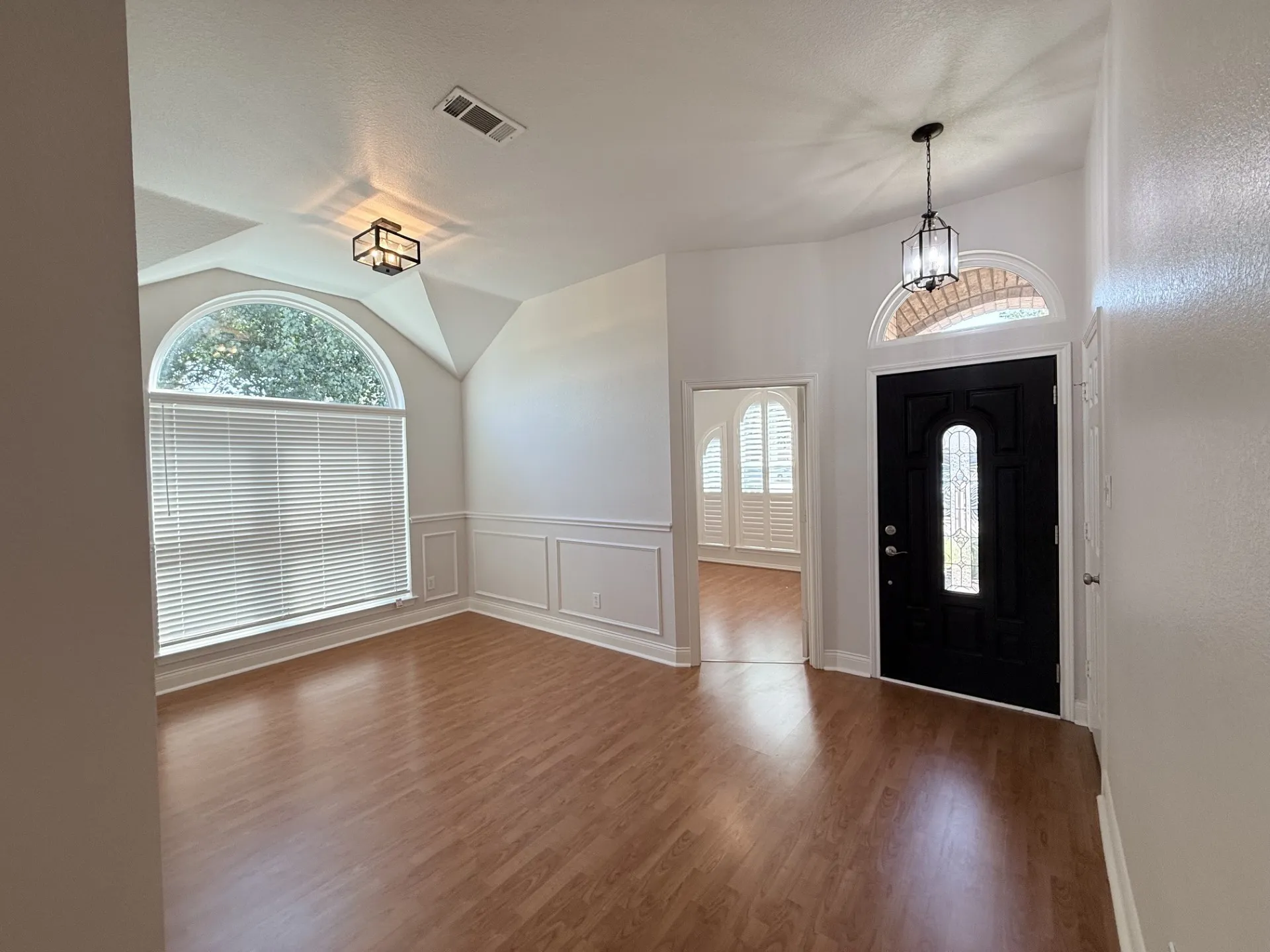 Single Family Residence For Rent in Tarrant County , 2749 Crystal Glenn Circle, Hurst, Texas 76054, 3 Bedroom, 2 Bathroom, 2 Garage spaces, 1,908 Sqft, built in 1996, mls#21383110, Real Estate Agent in Hurst, Homes For Rent in Tarrant county, Homes For Rent in Hurst, Realtor in Hurst Texas, Real Estate Brokerage Independent Realty Texas, Luminita Cordes Realtor