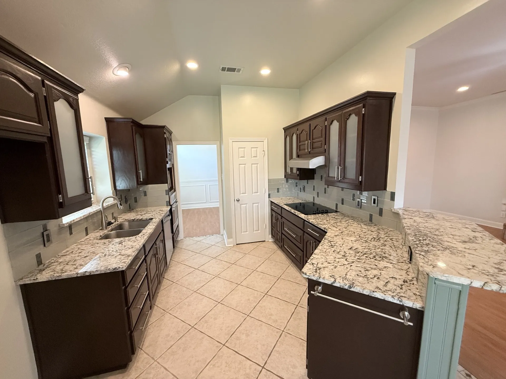 Single Family Residence For Rent in Tarrant County , 2749 Crystal Glenn Circle, Hurst, Texas 76054, 3 Bedroom, 2 Bathroom, 2 Garage spaces, 1,908 Sqft, built in 1996, mls#21383110, Real Estate Agent in Hurst, Homes For Rent in Tarrant county, Homes For Rent in Hurst, Realtor in Hurst Texas, Real Estate Brokerage Independent Realty Texas, Luminita Cordes Realtor