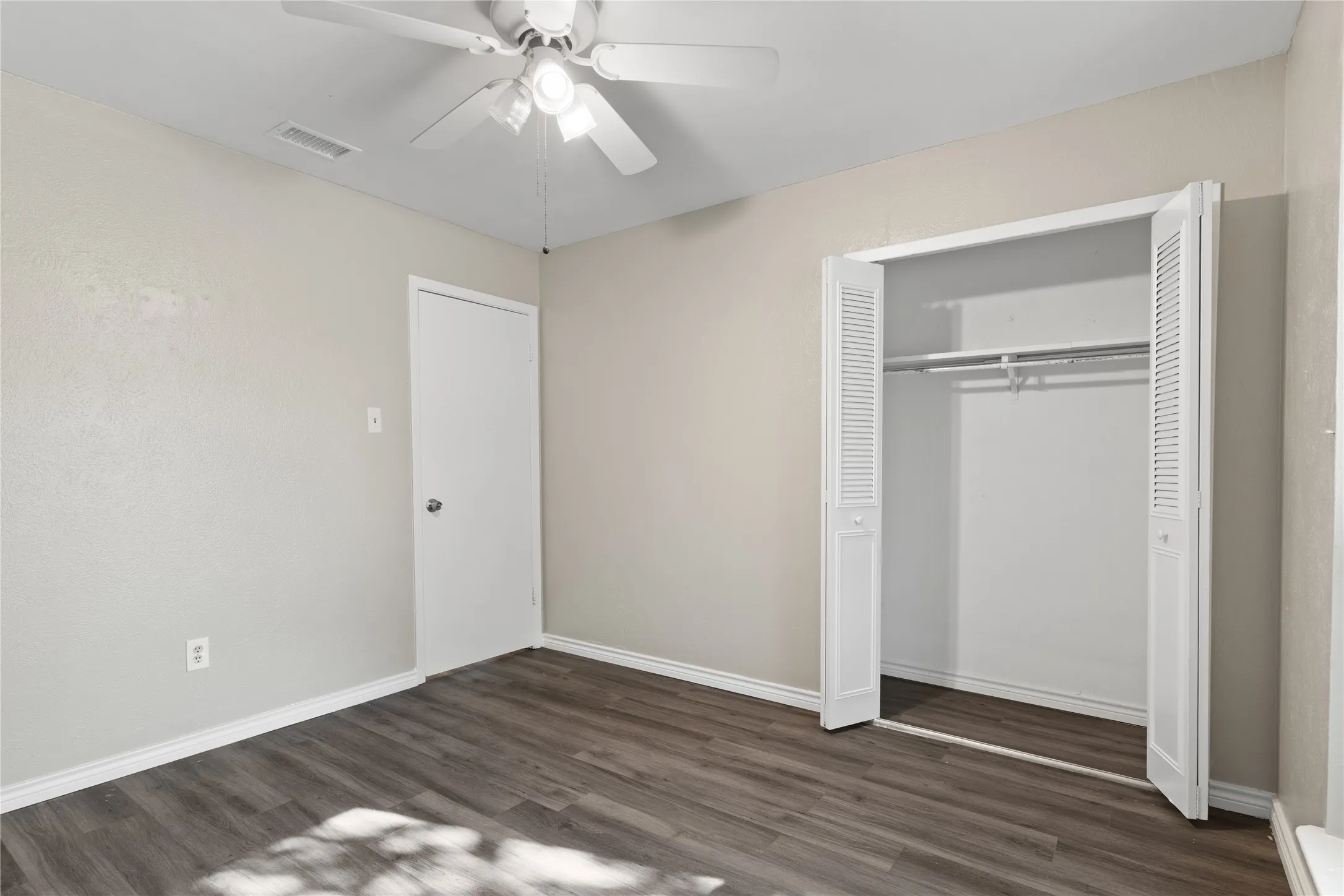 Single Family Residence For Sale in Dallas County , 2200 Etain Road, Irving, Texas 75060, 3 Bedroom, 2 Bathroom, 1 Garage spaces, 1,134 Sqft, built in 1972, mls#21378979, Real Estate Agent in Irving, Homes For Sale in Dallas county, Homes For Sale in Irving, Realtor in Irving Texas, Real Estate Brokerage Independent Realty Texas, Luminita Cordes Realtor