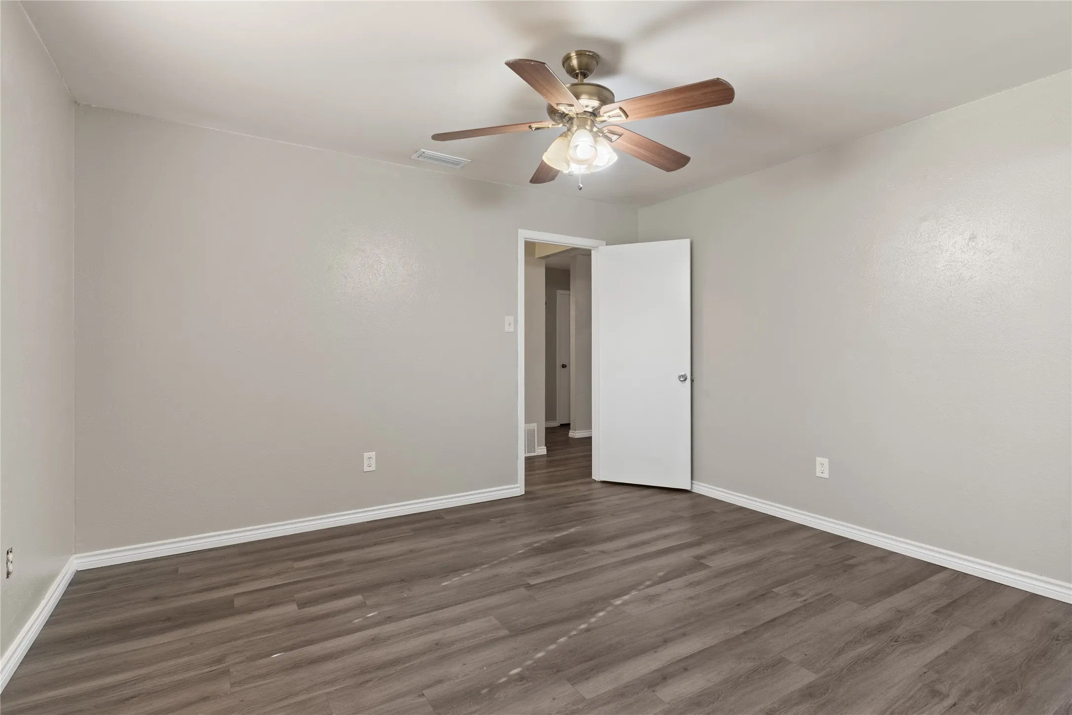 Single Family Residence For Sale in Dallas County , 2200 Etain Road, Irving, Texas 75060, 3 Bedroom, 2 Bathroom, 1 Garage spaces, 1,134 Sqft, built in 1972, mls#21378979, Real Estate Agent in Irving, Homes For Sale in Dallas county, Homes For Sale in Irving, Realtor in Irving Texas, Real Estate Brokerage Independent Realty Texas, Luminita Cordes Realtor