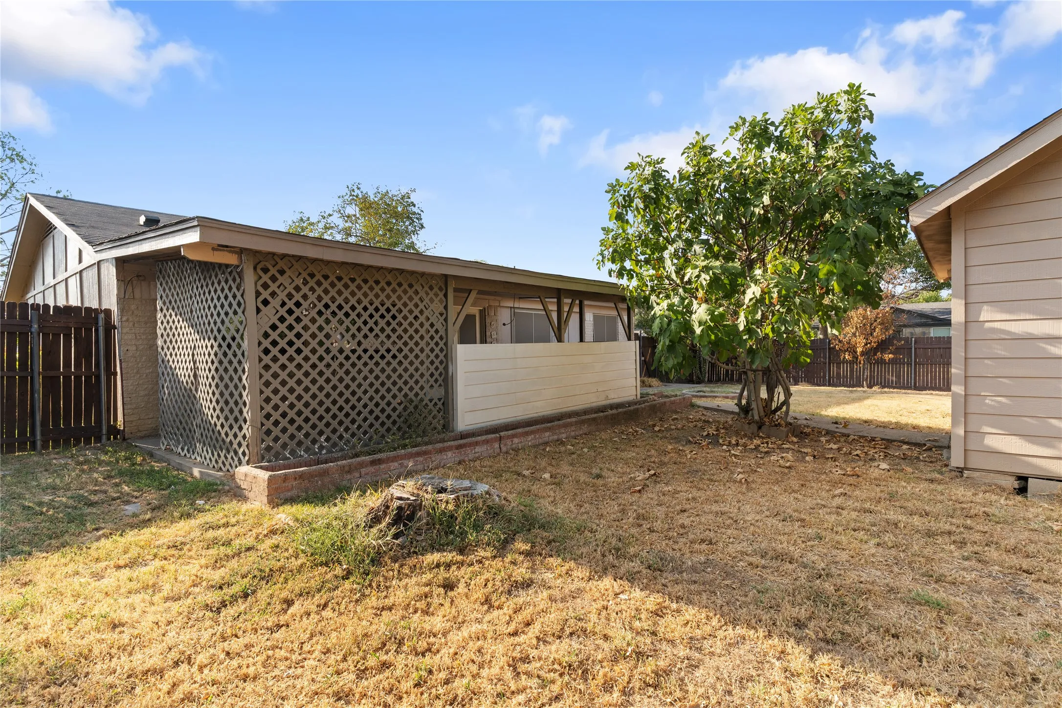 Single Family Residence For Sale in Dallas County , 2200 Etain Road, Irving, Texas 75060, 3 Bedroom, 2 Bathroom, 1 Garage spaces, 1,134 Sqft, built in 1972, mls#21378979, Real Estate Agent in Irving, Homes For Sale in Dallas county, Homes For Sale in Irving, Realtor in Irving Texas, Real Estate Brokerage Independent Realty Texas, Luminita Cordes Realtor