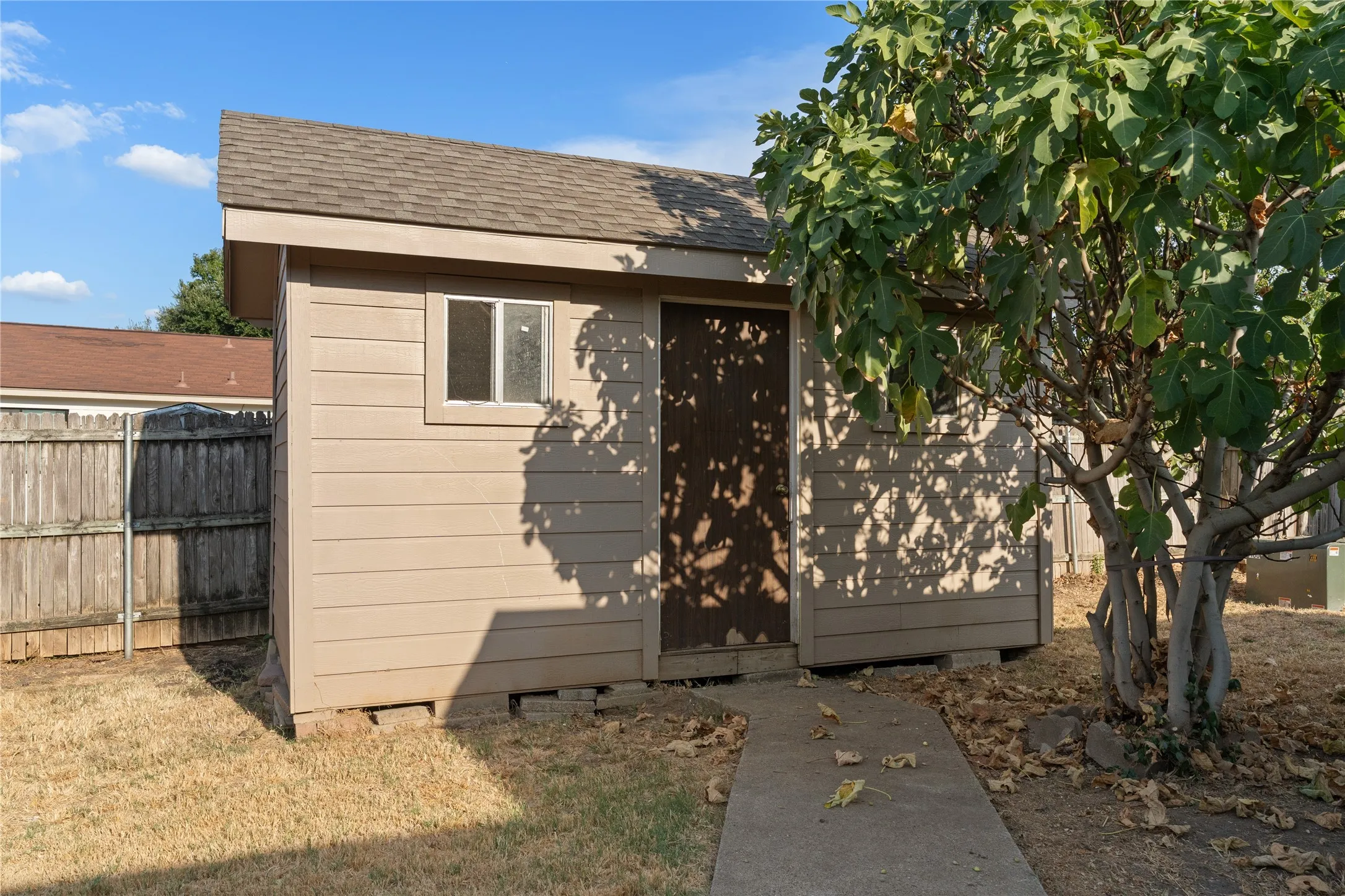 Single Family Residence For Sale in Dallas County , 2200 Etain Road, Irving, Texas 75060, 3 Bedroom, 2 Bathroom, 1 Garage spaces, 1,134 Sqft, built in 1972, mls#21378979, Real Estate Agent in Irving, Homes For Sale in Dallas county, Homes For Sale in Irving, Realtor in Irving Texas, Real Estate Brokerage Independent Realty Texas, Luminita Cordes Realtor