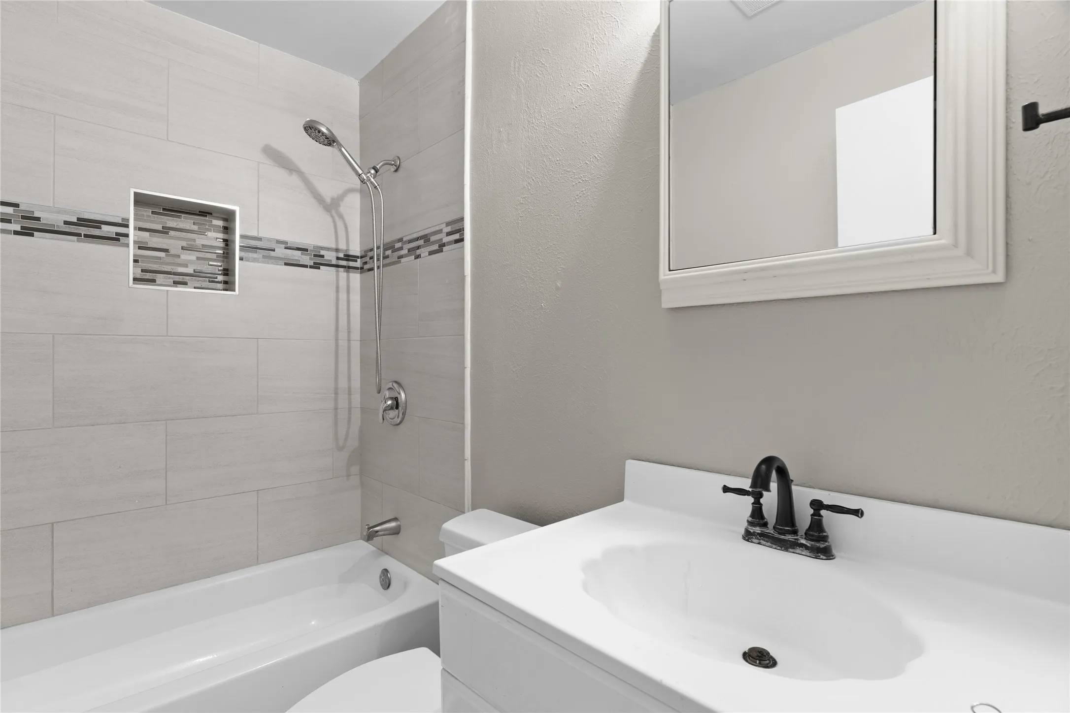 Single Family Residence For Sale in Dallas County , 2200 Etain Road, Irving, Texas 75060, 3 Bedroom, 2 Bathroom, 1 Garage spaces, 1,134 Sqft, built in 1972, mls#21378979, Real Estate Agent in Irving, Homes For Sale in Dallas county, Homes For Sale in Irving, Realtor in Irving Texas, Real Estate Brokerage Independent Realty Texas, Luminita Cordes Realtor