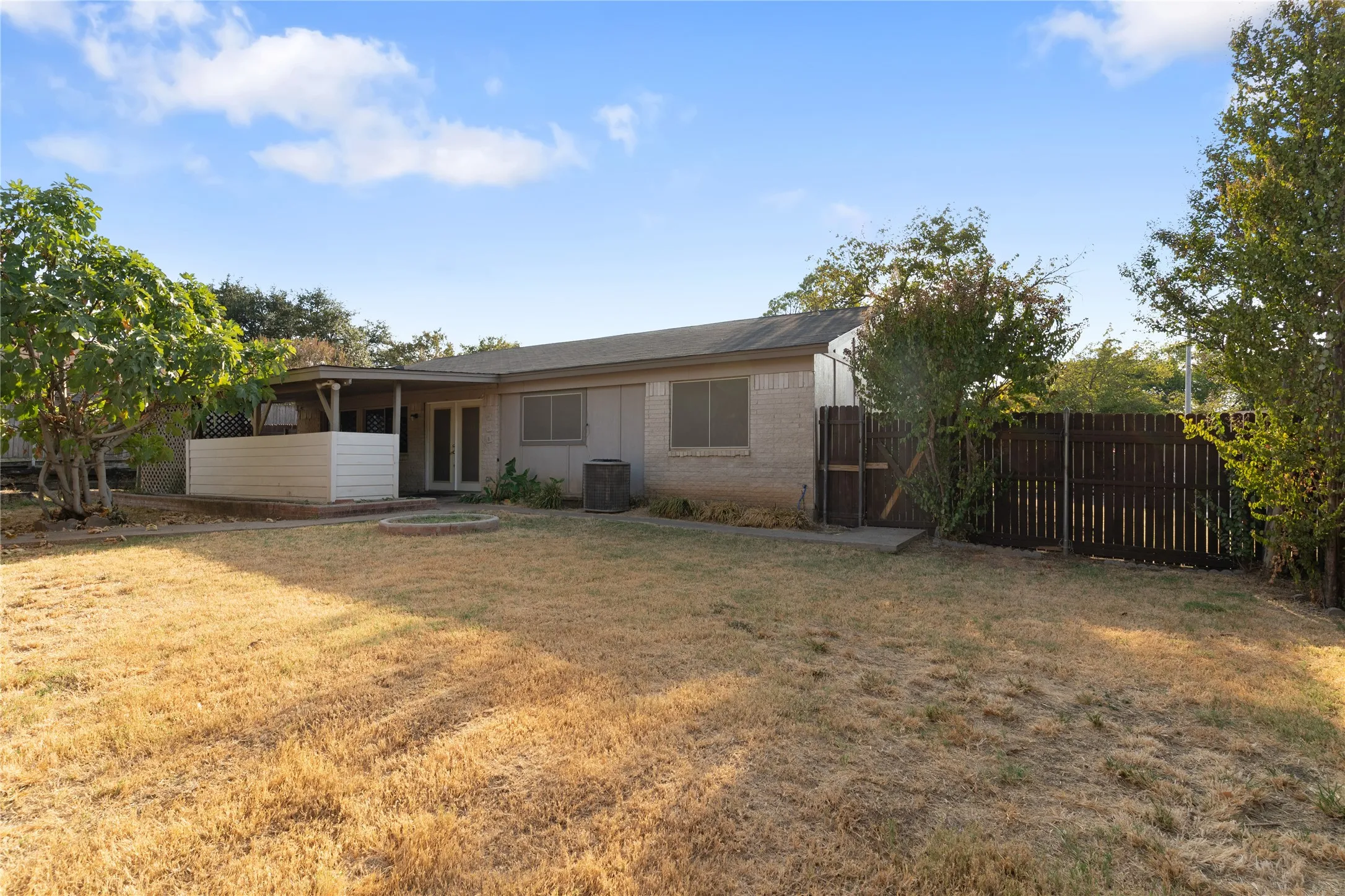 Single Family Residence For Sale in Dallas County , 2200 Etain Road, Irving, Texas 75060, 3 Bedroom, 2 Bathroom, 1 Garage spaces, 1,134 Sqft, built in 1972, mls#21378979, Real Estate Agent in Irving, Homes For Sale in Dallas county, Homes For Sale in Irving, Realtor in Irving Texas, Real Estate Brokerage Independent Realty Texas, Luminita Cordes Realtor