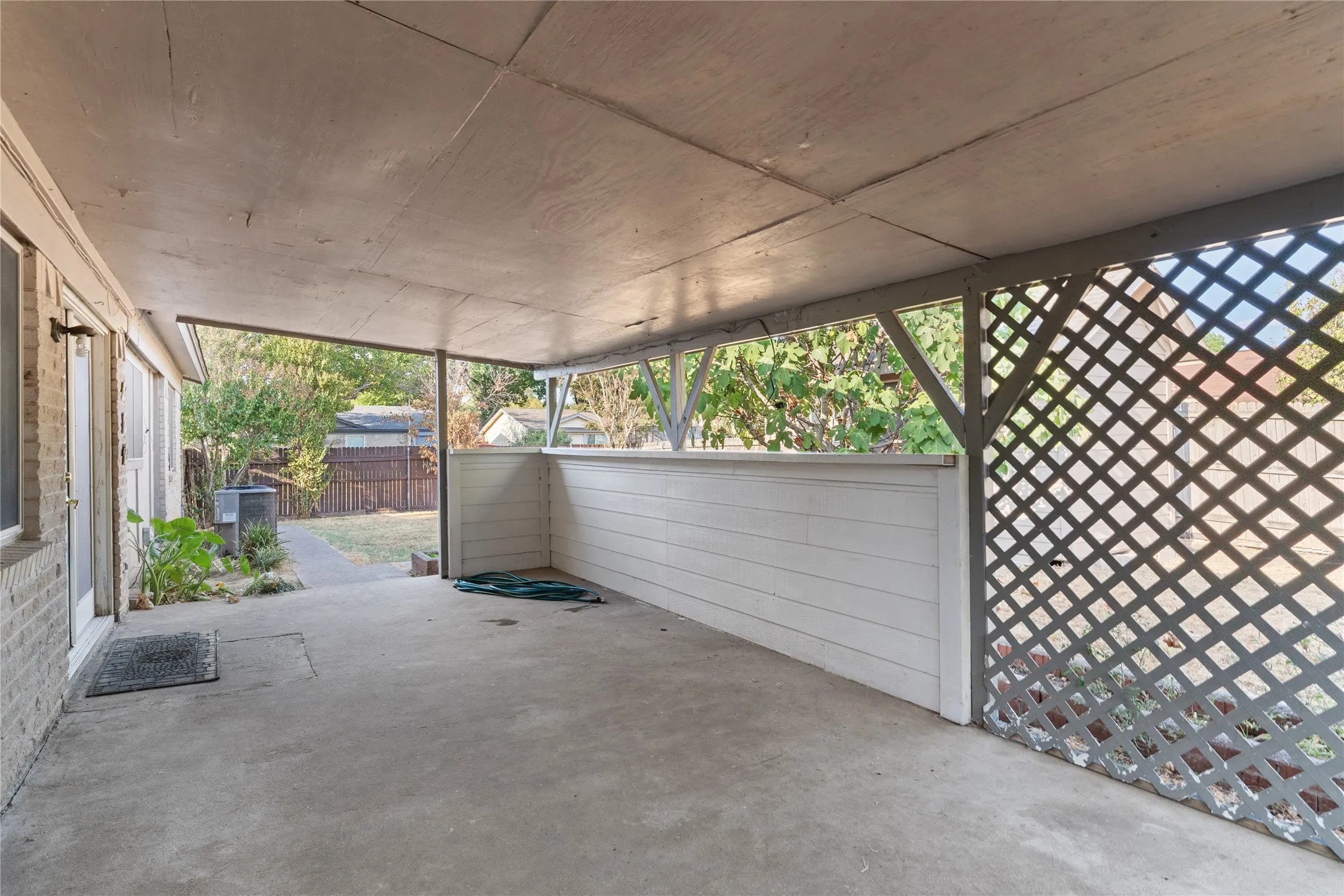 Single Family Residence For Sale in Dallas County , 2200 Etain Road, Irving, Texas 75060, 3 Bedroom, 2 Bathroom, 1 Garage spaces, 1,134 Sqft, built in 1972, mls#21378979, Real Estate Agent in Irving, Homes For Sale in Dallas county, Homes For Sale in Irving, Realtor in Irving Texas, Real Estate Brokerage Independent Realty Texas, Luminita Cordes Realtor