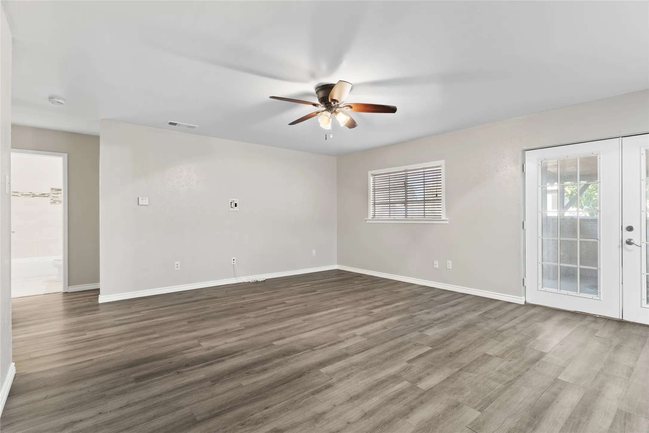 Single Family Residence For Sale in Dallas County , 2200 Etain Road, Irving, Texas 75060, 3 Bedroom, 2 Bathroom, 1 Garage spaces, 1,134 Sqft, built in 1972, mls#21378979, Real Estate Agent in Irving, Homes For Sale in Dallas county, Homes For Sale in Irving, Realtor in Irving Texas, Real Estate Brokerage Independent Realty Texas, Luminita Cordes Realtor