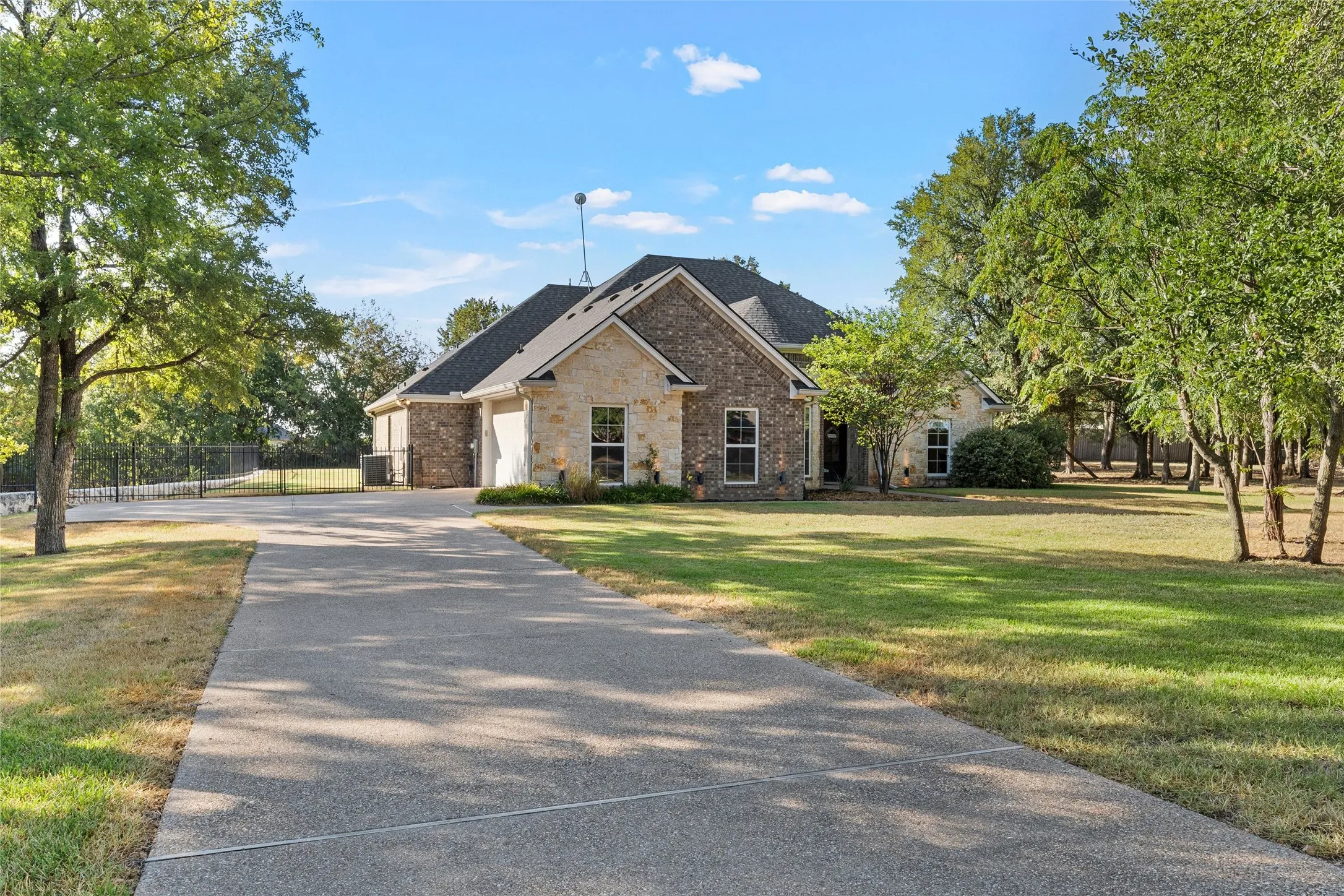 Single Family Residence For Sale in Mc Lennan County , 580 Whispering Oaks, China Spring, Texas 76633, 4 Bedroom, 3 Bathroom, 2 Garage spaces, 2,407 Sqft, built in 2017, mls#21383135, Real Estate Agent in China Spring, Homes For Sale in Mc Lennan county, Homes For Sale in China Spring, Realtor in China Spring Texas, Real Estate Brokerage Independent Realty Texas, Luminita Cordes Realtor