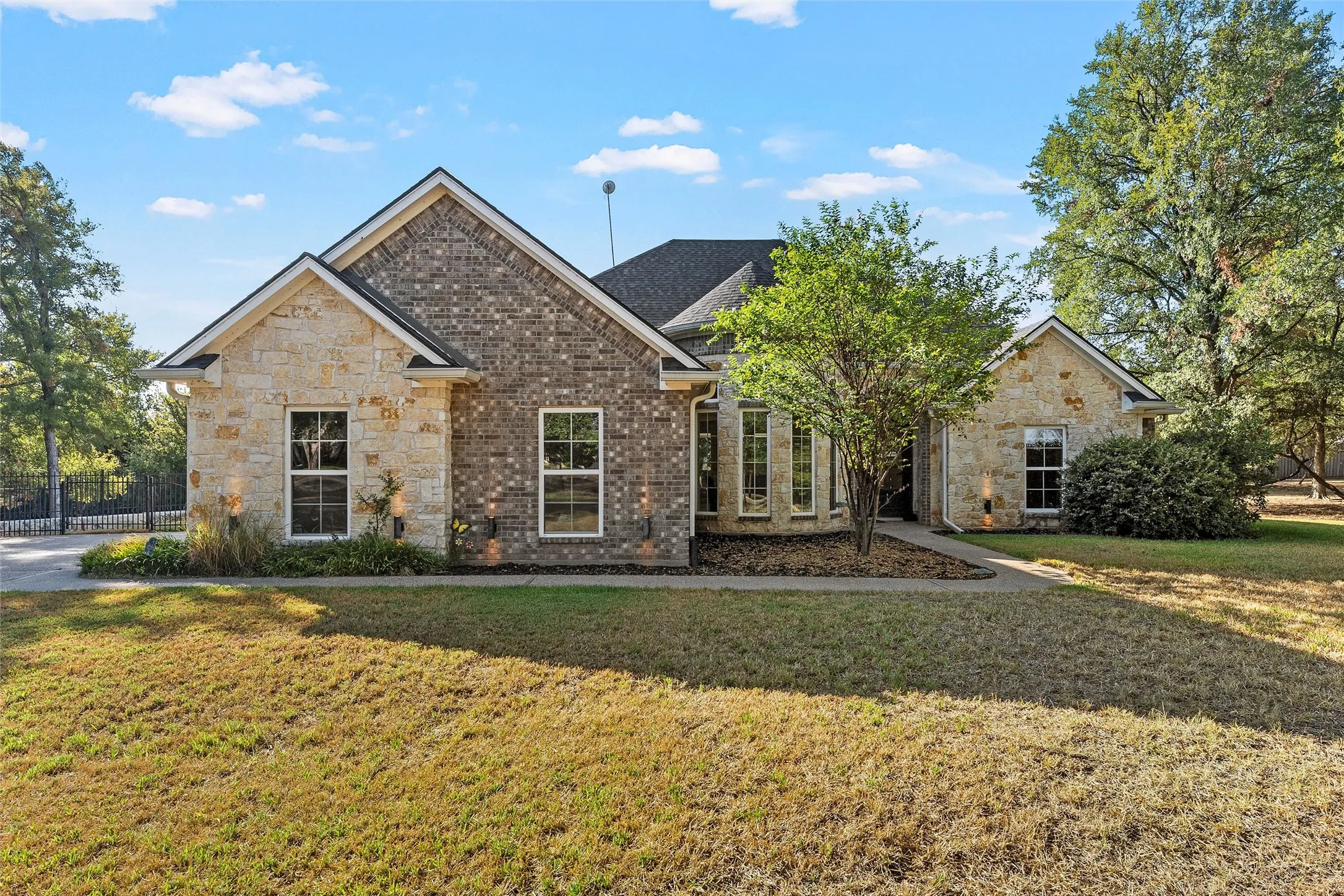Single Family Residence For Sale in Mc Lennan County , 580 Whispering Oaks, China Spring, Texas 76633, 4 Bedroom, 3 Bathroom, 2 Garage spaces, 2,407 Sqft, built in 2017, mls#21383135, Real Estate Agent in China Spring, Homes For Sale in Mc Lennan county, Homes For Sale in China Spring, Realtor in China Spring Texas, Real Estate Brokerage Independent Realty Texas, Luminita Cordes Realtor