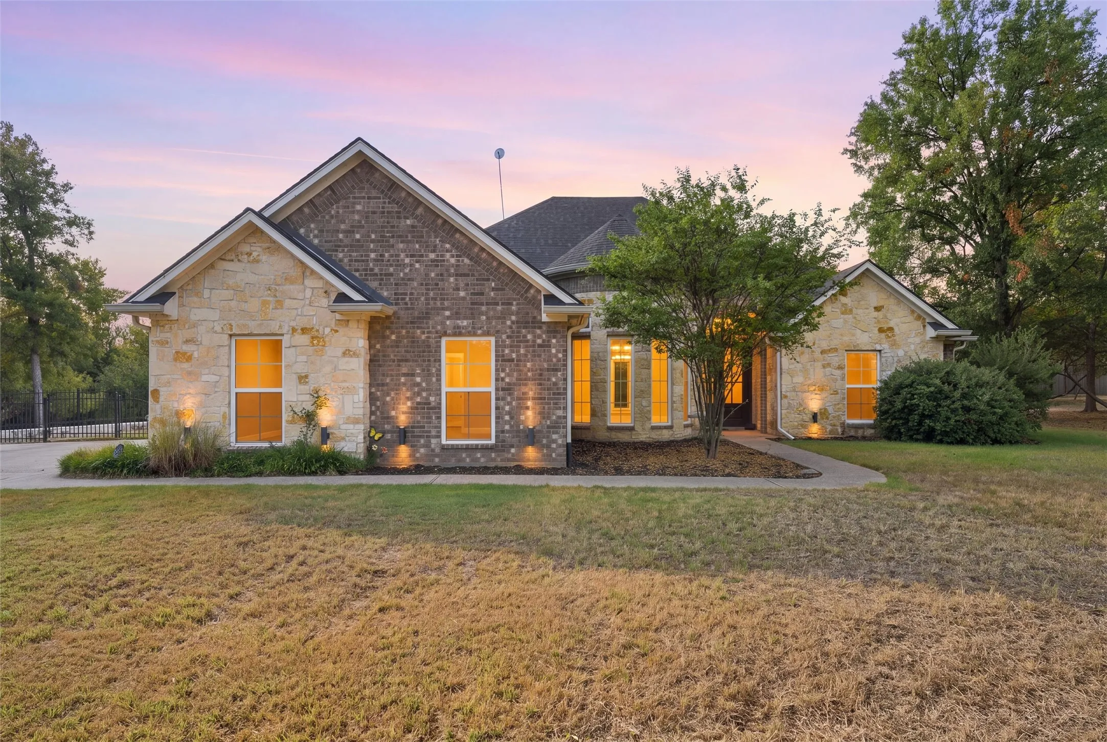 Single Family Residence For Sale in Mc Lennan County , 580 Whispering Oaks, China Spring, Texas 76633, 4 Bedroom, 3 Bathroom, 2 Garage spaces, 2,407 Sqft, built in 2017, mls#21383135, Real Estate Agent in China Spring, Homes For Sale in Mc Lennan county, Homes For Sale in China Spring, Realtor in China Spring Texas, Real Estate Brokerage Independent Realty Texas, Luminita Cordes Realtor