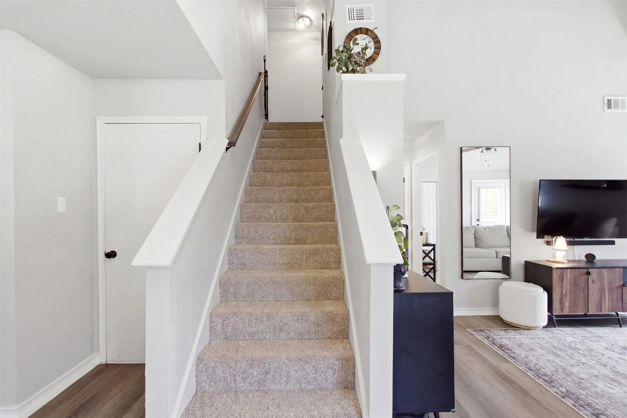 Single Family Residence For Sale in Tarrant County , 10117 Leatherwood Drive, Fort Worth, Texas 76108, 3 Bedroom, 2 Bathroom, 2 Garage spaces, 1,323 Sqft, built in 1987, mls#21381486, Real Estate Agent in Fort Worth, Homes For Sale in Tarrant county, Homes For Sale in Fort Worth, Realtor in Fort Worth Texas, Real Estate Brokerage Independent Realty Texas, Luminita Cordes Realtor