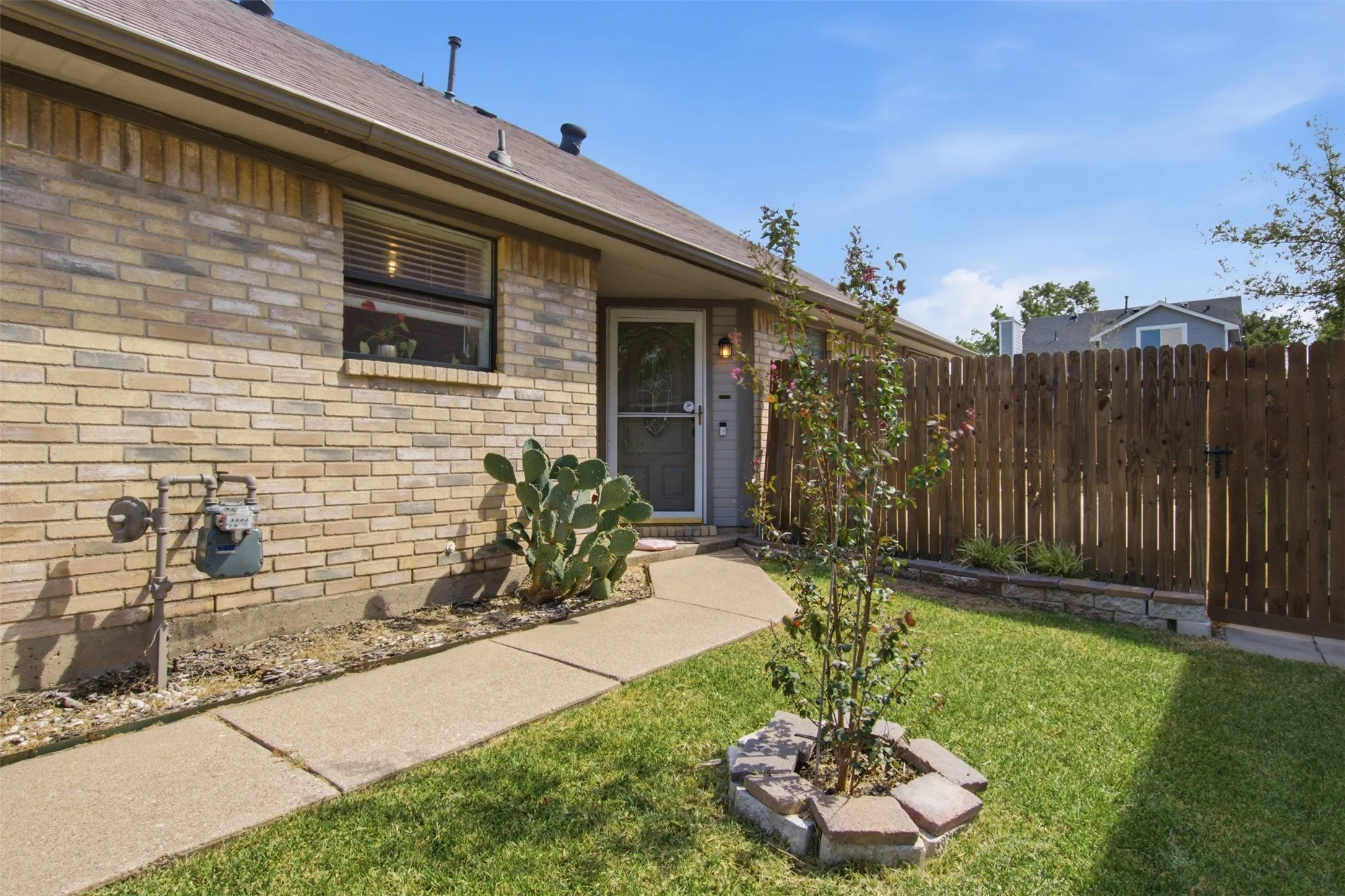 Single Family Residence For Sale in Tarrant County , 10117 Leatherwood Drive, Fort Worth, Texas 76108, 3 Bedroom, 2 Bathroom, 2 Garage spaces, 1,323 Sqft, built in 1987, mls#21381486, Real Estate Agent in Fort Worth, Homes For Sale in Tarrant county, Homes For Sale in Fort Worth, Realtor in Fort Worth Texas, Real Estate Brokerage Independent Realty Texas, Luminita Cordes Realtor