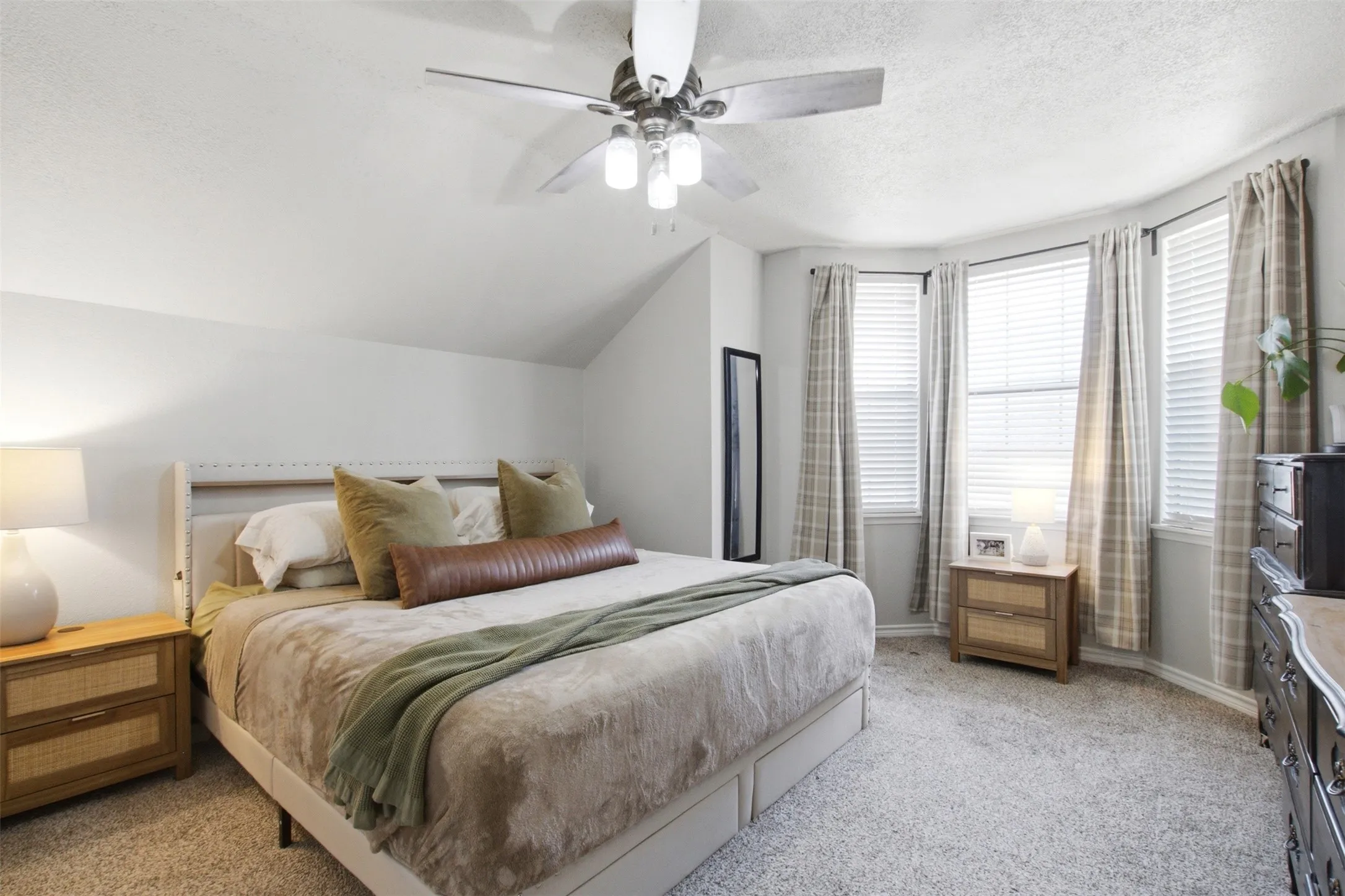 Single Family Residence For Sale in Tarrant County , 10117 Leatherwood Drive, Fort Worth, Texas 76108, 3 Bedroom, 2 Bathroom, 2 Garage spaces, 1,323 Sqft, built in 1987, mls#21381486, Real Estate Agent in Fort Worth, Homes For Sale in Tarrant county, Homes For Sale in Fort Worth, Realtor in Fort Worth Texas, Real Estate Brokerage Independent Realty Texas, Luminita Cordes Realtor