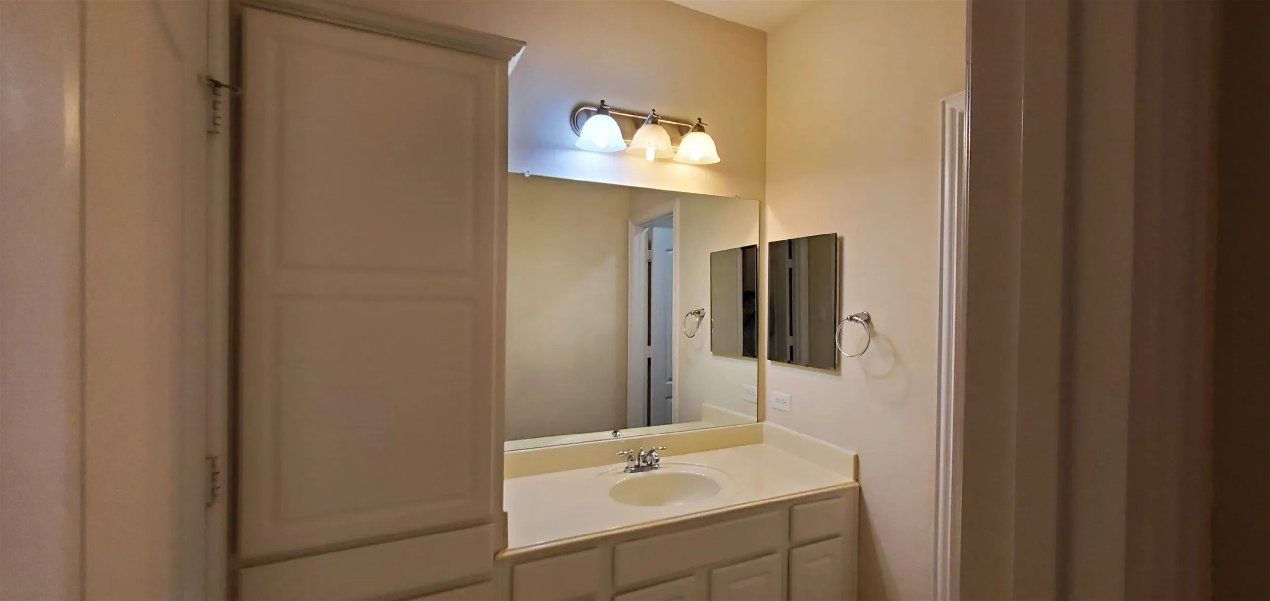 Townhouse For Rent in Dallas County , 145 Sonoma Creek Lane, Richardson, Texas 75081, 2 Bedroom, 3 Bathroom, 2 Garage spaces, 1,685 Sqft, built in 2006, mls#21383222, Real Estate Agent in Richardson, Homes For Rent in Dallas county, Homes For Rent in Richardson, Realtor in Richardson Texas, Real Estate Brokerage Independent Realty Texas, Luminita Cordes Realtor