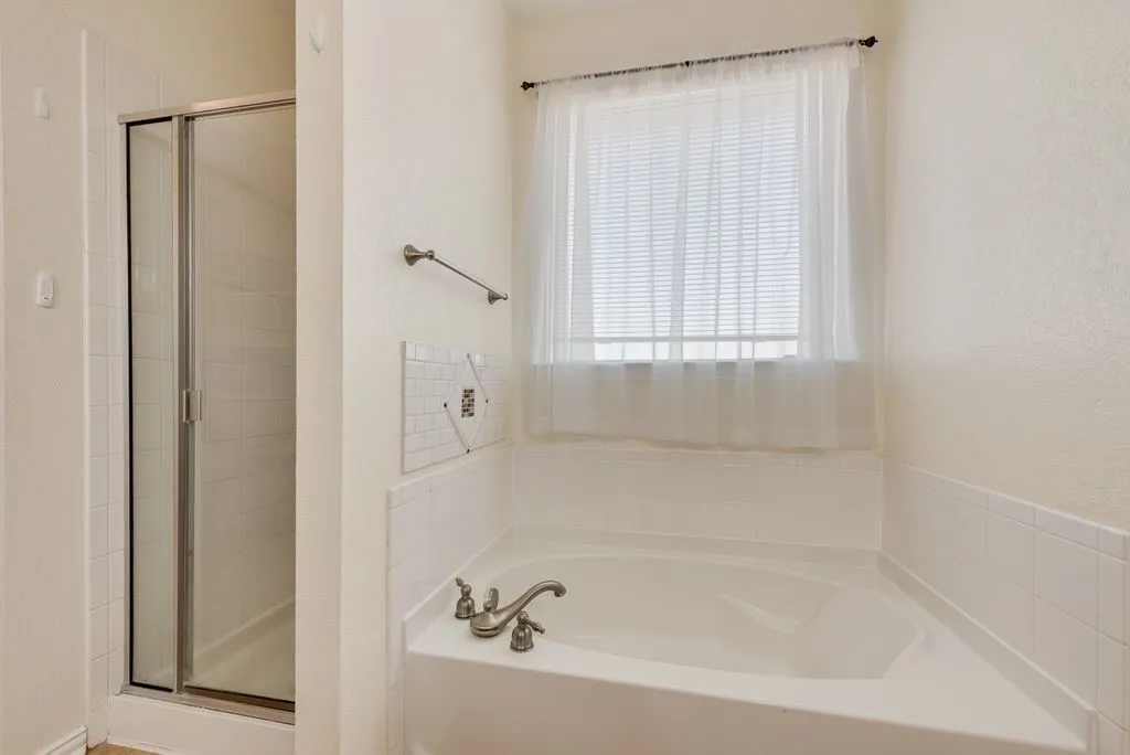 Single Family Residence For Sale in Ellis County , 2121 N Mockingbird Lane, Midlothian, Texas 76065, 3 Bedroom, 3 Bathroom, 2 Garage spaces, 2,355 Sqft, built in 2012, mls#21383223, Real Estate Agent in Midlothian, Homes For Sale in Ellis county, Homes For Sale in Midlothian, Realtor in Midlothian Texas, Real Estate Brokerage Independent Realty Texas, Luminita Cordes Realtor