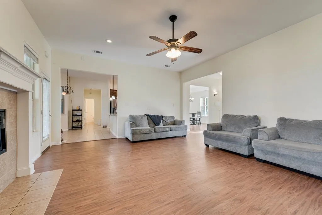 Single Family Residence For Sale in Ellis County , 2121 N Mockingbird Lane, Midlothian, Texas 76065, 3 Bedroom, 3 Bathroom, 2 Garage spaces, 2,355 Sqft, built in 2012, mls#21383223, Real Estate Agent in Midlothian, Homes For Sale in Ellis county, Homes For Sale in Midlothian, Realtor in Midlothian Texas, Real Estate Brokerage Independent Realty Texas, Luminita Cordes Realtor