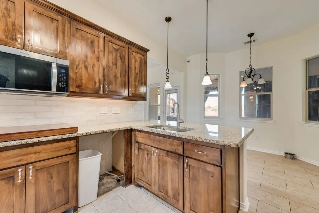 Single Family Residence For Sale in Ellis County , 2121 N Mockingbird Lane, Midlothian, Texas 76065, 3 Bedroom, 3 Bathroom, 2 Garage spaces, 2,355 Sqft, built in 2012, mls#21383223, Real Estate Agent in Midlothian, Homes For Sale in Ellis county, Homes For Sale in Midlothian, Realtor in Midlothian Texas, Real Estate Brokerage Independent Realty Texas, Luminita Cordes Realtor