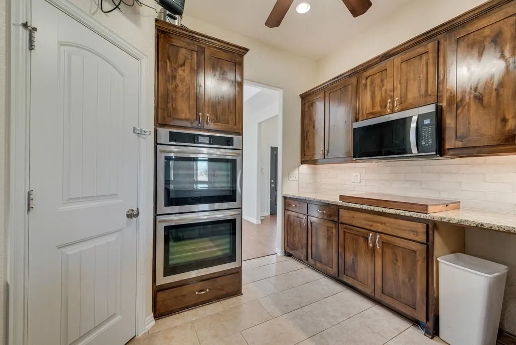 Single Family Residence For Sale in Ellis County , 2121 N Mockingbird Lane, Midlothian, Texas 76065, 3 Bedroom, 3 Bathroom, 2 Garage spaces, 2,355 Sqft, built in 2012, mls#21383223, Real Estate Agent in Midlothian, Homes For Sale in Ellis county, Homes For Sale in Midlothian, Realtor in Midlothian Texas, Real Estate Brokerage Independent Realty Texas, Luminita Cordes Realtor