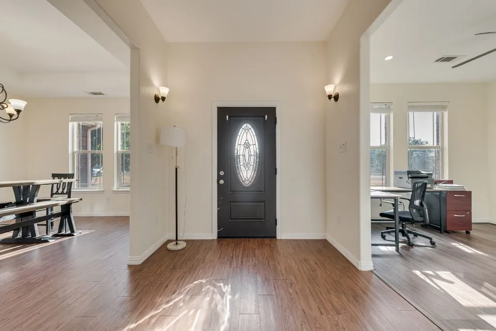 Single Family Residence For Sale in Ellis County , 2121 N Mockingbird Lane, Midlothian, Texas 76065, 3 Bedroom, 3 Bathroom, 2 Garage spaces, 2,355 Sqft, built in 2012, mls#21383223, Real Estate Agent in Midlothian, Homes For Sale in Ellis county, Homes For Sale in Midlothian, Realtor in Midlothian Texas, Real Estate Brokerage Independent Realty Texas, Luminita Cordes Realtor
