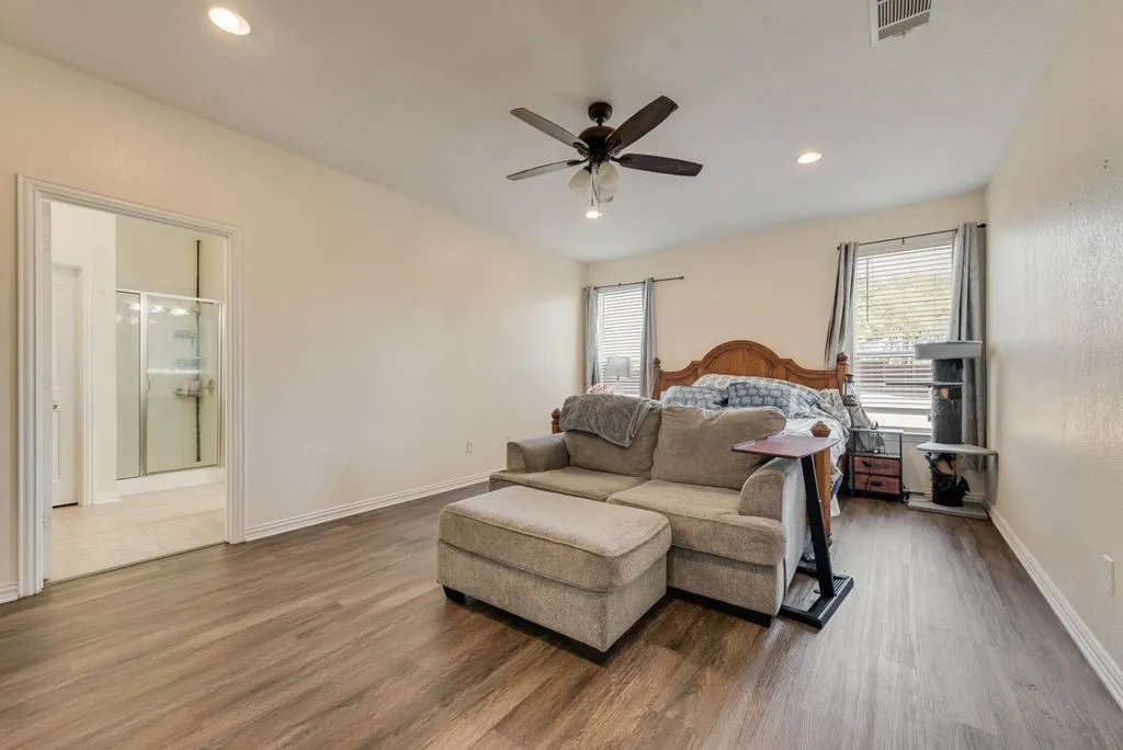 Single Family Residence For Sale in Ellis County , 2121 N Mockingbird Lane, Midlothian, Texas 76065, 3 Bedroom, 3 Bathroom, 2 Garage spaces, 2,355 Sqft, built in 2012, mls#21383223, Real Estate Agent in Midlothian, Homes For Sale in Ellis county, Homes For Sale in Midlothian, Realtor in Midlothian Texas, Real Estate Brokerage Independent Realty Texas, Luminita Cordes Realtor
