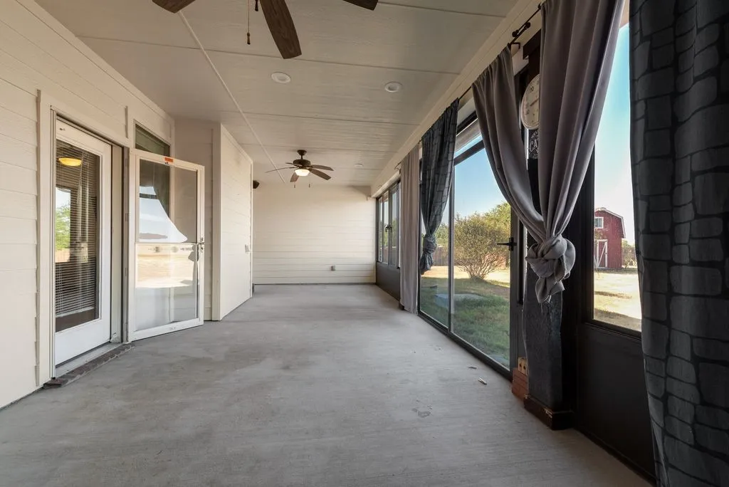 Single Family Residence For Sale in Ellis County , 2121 N Mockingbird Lane, Midlothian, Texas 76065, 3 Bedroom, 3 Bathroom, 2 Garage spaces, 2,355 Sqft, built in 2012, mls#21383223, Real Estate Agent in Midlothian, Homes For Sale in Ellis county, Homes For Sale in Midlothian, Realtor in Midlothian Texas, Real Estate Brokerage Independent Realty Texas, Luminita Cordes Realtor