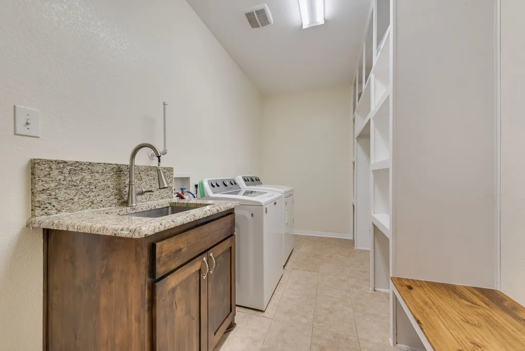 Single Family Residence For Sale in Ellis County , 2121 N Mockingbird Lane, Midlothian, Texas 76065, 3 Bedroom, 3 Bathroom, 2 Garage spaces, 2,355 Sqft, built in 2012, mls#21383223, Real Estate Agent in Midlothian, Homes For Sale in Ellis county, Homes For Sale in Midlothian, Realtor in Midlothian Texas, Real Estate Brokerage Independent Realty Texas, Luminita Cordes Realtor