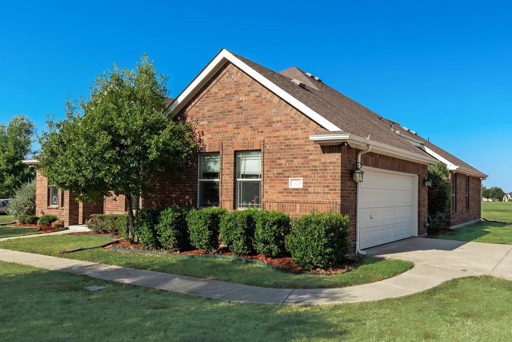 Single Family Residence For Sale in Ellis County , 2121 N Mockingbird Lane, Midlothian, Texas 76065, 3 Bedroom, 3 Bathroom, 2 Garage spaces, 2,355 Sqft, built in 2012, mls#21383223, Real Estate Agent in Midlothian, Homes For Sale in Ellis county, Homes For Sale in Midlothian, Realtor in Midlothian Texas, Real Estate Brokerage Independent Realty Texas, Luminita Cordes Realtor
