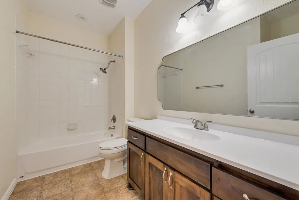 Single Family Residence For Sale in Ellis County , 2121 N Mockingbird Lane, Midlothian, Texas 76065, 3 Bedroom, 3 Bathroom, 2 Garage spaces, 2,355 Sqft, built in 2012, mls#21383223, Real Estate Agent in Midlothian, Homes For Sale in Ellis county, Homes For Sale in Midlothian, Realtor in Midlothian Texas, Real Estate Brokerage Independent Realty Texas, Luminita Cordes Realtor