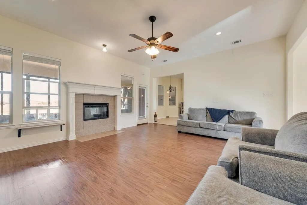 Single Family Residence For Sale in Ellis County , 2121 N Mockingbird Lane, Midlothian, Texas 76065, 3 Bedroom, 3 Bathroom, 2 Garage spaces, 2,355 Sqft, built in 2012, mls#21383223, Real Estate Agent in Midlothian, Homes For Sale in Ellis county, Homes For Sale in Midlothian, Realtor in Midlothian Texas, Real Estate Brokerage Independent Realty Texas, Luminita Cordes Realtor