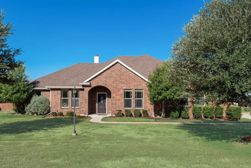 Single Family Residence For Sale in Ellis County , 2121 N Mockingbird Lane, Midlothian, Texas 76065, 3 Bedroom, 3 Bathroom, 2 Garage spaces, 2,355 Sqft, built in 2012, mls#21383223, Real Estate Agent in Midlothian, Homes For Sale in Ellis county, Homes For Sale in Midlothian, Realtor in Midlothian Texas, Real Estate Brokerage Independent Realty Texas, Luminita Cordes Realtor