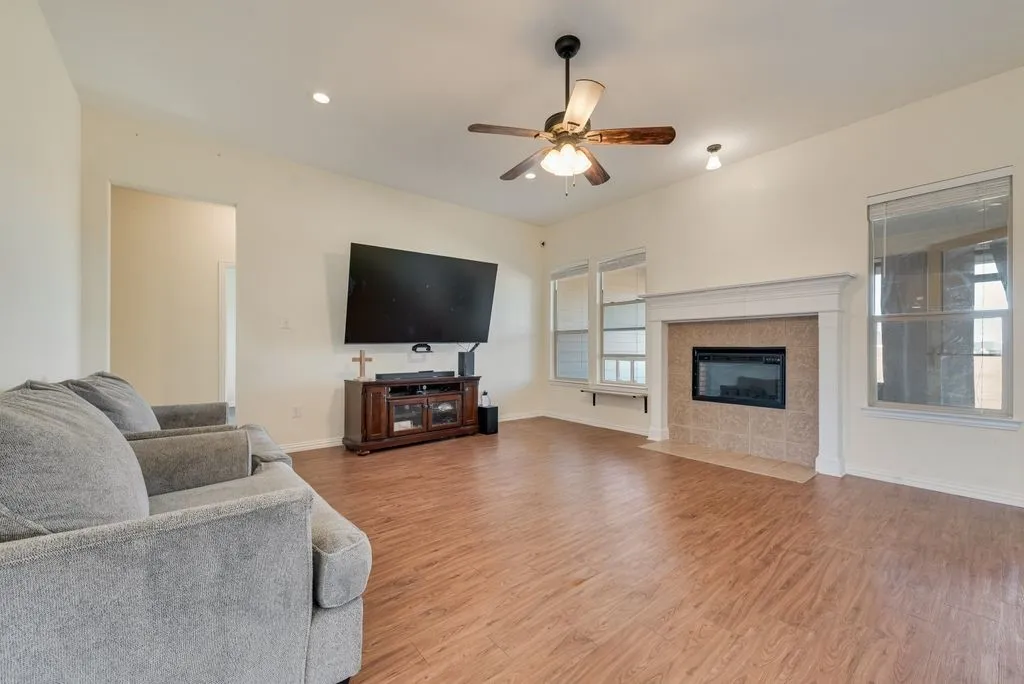 Single Family Residence For Sale in Ellis County , 2121 N Mockingbird Lane, Midlothian, Texas 76065, 3 Bedroom, 3 Bathroom, 2 Garage spaces, 2,355 Sqft, built in 2012, mls#21383223, Real Estate Agent in Midlothian, Homes For Sale in Ellis county, Homes For Sale in Midlothian, Realtor in Midlothian Texas, Real Estate Brokerage Independent Realty Texas, Luminita Cordes Realtor