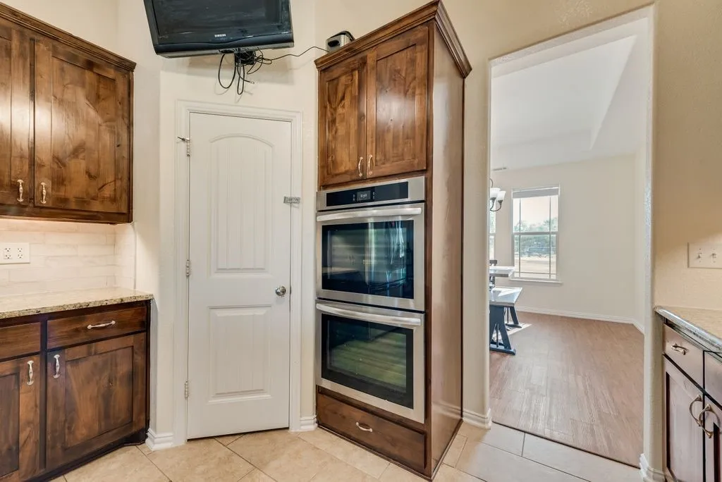 Single Family Residence For Sale in Ellis County , 2121 N Mockingbird Lane, Midlothian, Texas 76065, 3 Bedroom, 3 Bathroom, 2 Garage spaces, 2,355 Sqft, built in 2012, mls#21383223, Real Estate Agent in Midlothian, Homes For Sale in Ellis county, Homes For Sale in Midlothian, Realtor in Midlothian Texas, Real Estate Brokerage Independent Realty Texas, Luminita Cordes Realtor