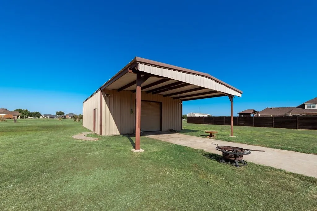Single Family Residence For Sale in Ellis County , 2121 N Mockingbird Lane, Midlothian, Texas 76065, 3 Bedroom, 3 Bathroom, 2 Garage spaces, 2,355 Sqft, built in 2012, mls#21383223, Real Estate Agent in Midlothian, Homes For Sale in Ellis county, Homes For Sale in Midlothian, Realtor in Midlothian Texas, Real Estate Brokerage Independent Realty Texas, Luminita Cordes Realtor