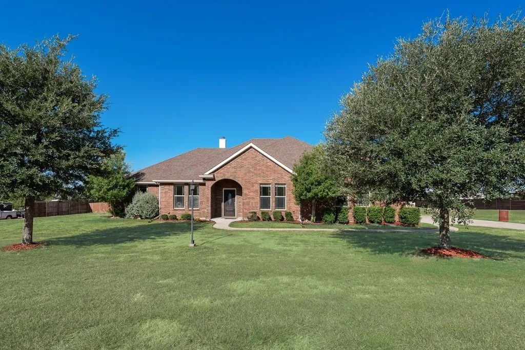 Single Family Residence For Sale in Ellis County , 2121 N Mockingbird Lane, Midlothian, Texas 76065, 3 Bedroom, 3 Bathroom, 2 Garage spaces, 2,355 Sqft, built in 2012, mls#21383223, Real Estate Agent in Midlothian, Homes For Sale in Ellis county, Homes For Sale in Midlothian, Realtor in Midlothian Texas, Real Estate Brokerage Independent Realty Texas, Luminita Cordes Realtor