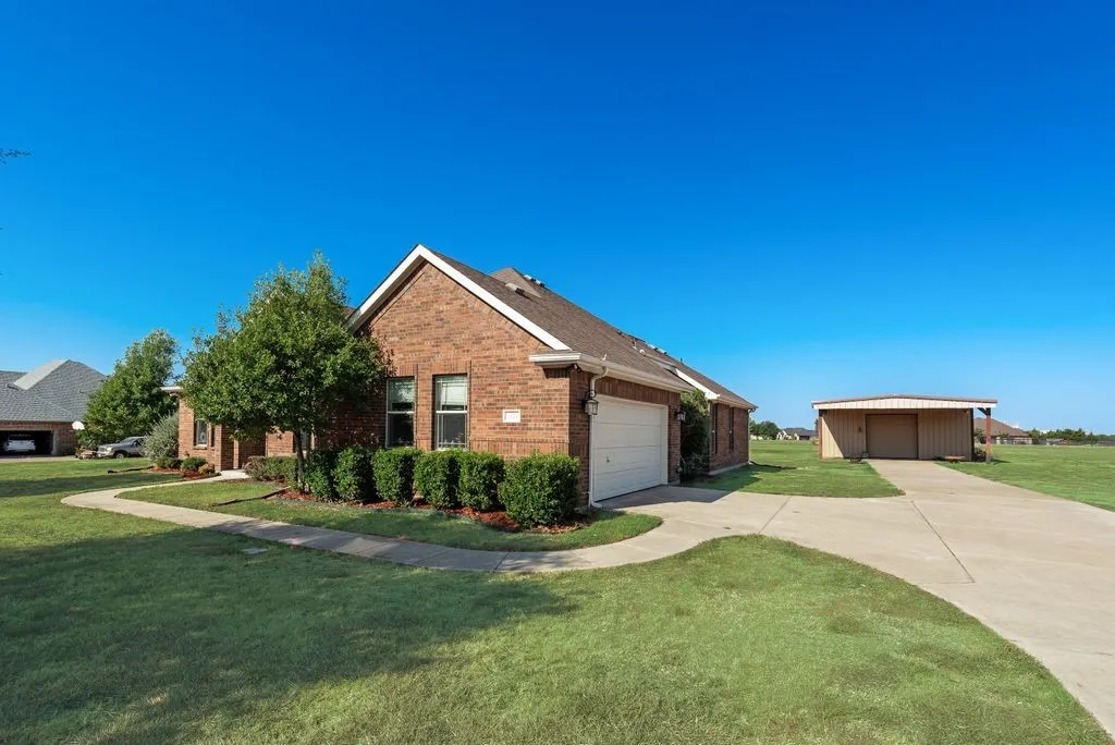Single Family Residence For Sale in Ellis County , 2121 N Mockingbird Lane, Midlothian, Texas 76065, 3 Bedroom, 3 Bathroom, 2 Garage spaces, 2,355 Sqft, built in 2012, mls#21383223, Real Estate Agent in Midlothian, Homes For Sale in Ellis county, Homes For Sale in Midlothian, Realtor in Midlothian Texas, Real Estate Brokerage Independent Realty Texas, Luminita Cordes Realtor