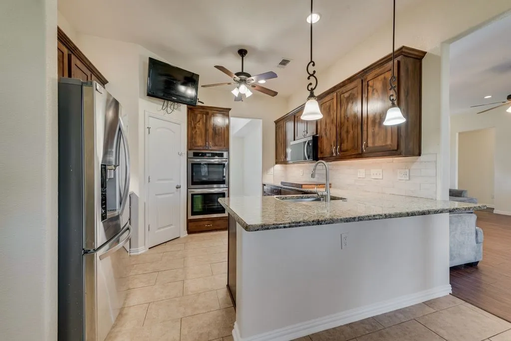 Single Family Residence For Sale in Ellis County , 2121 N Mockingbird Lane, Midlothian, Texas 76065, 3 Bedroom, 3 Bathroom, 2 Garage spaces, 2,355 Sqft, built in 2012, mls#21383223, Real Estate Agent in Midlothian, Homes For Sale in Ellis county, Homes For Sale in Midlothian, Realtor in Midlothian Texas, Real Estate Brokerage Independent Realty Texas, Luminita Cordes Realtor
