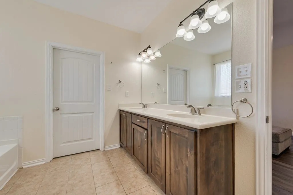 Single Family Residence For Sale in Ellis County , 2121 N Mockingbird Lane, Midlothian, Texas 76065, 3 Bedroom, 3 Bathroom, 2 Garage spaces, 2,355 Sqft, built in 2012, mls#21383223, Real Estate Agent in Midlothian, Homes For Sale in Ellis county, Homes For Sale in Midlothian, Realtor in Midlothian Texas, Real Estate Brokerage Independent Realty Texas, Luminita Cordes Realtor